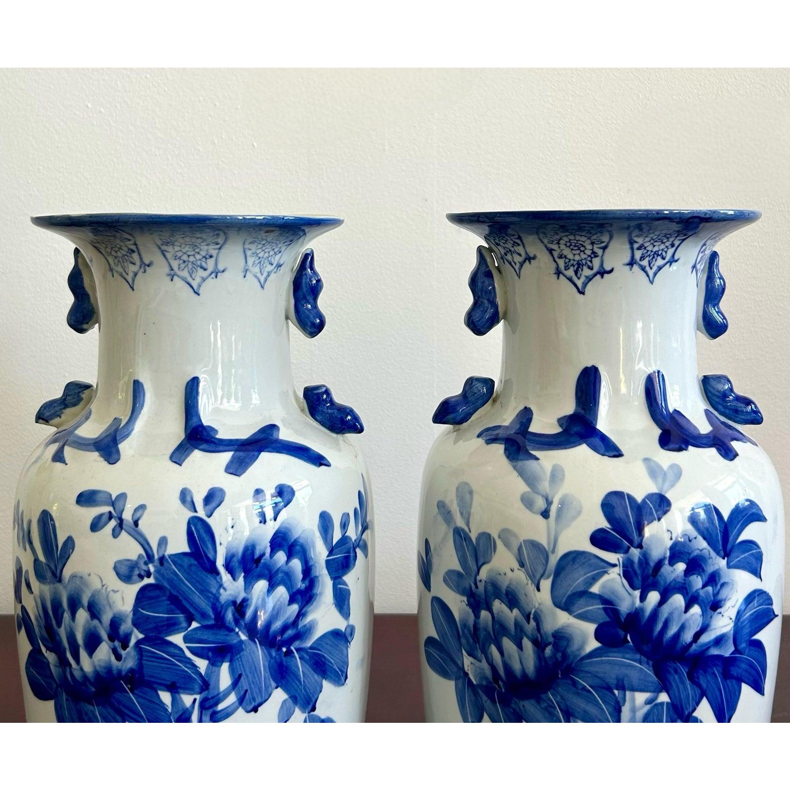 XX secolo Coppia di vasi in porcellana bianca e blu d'epoca in vendita