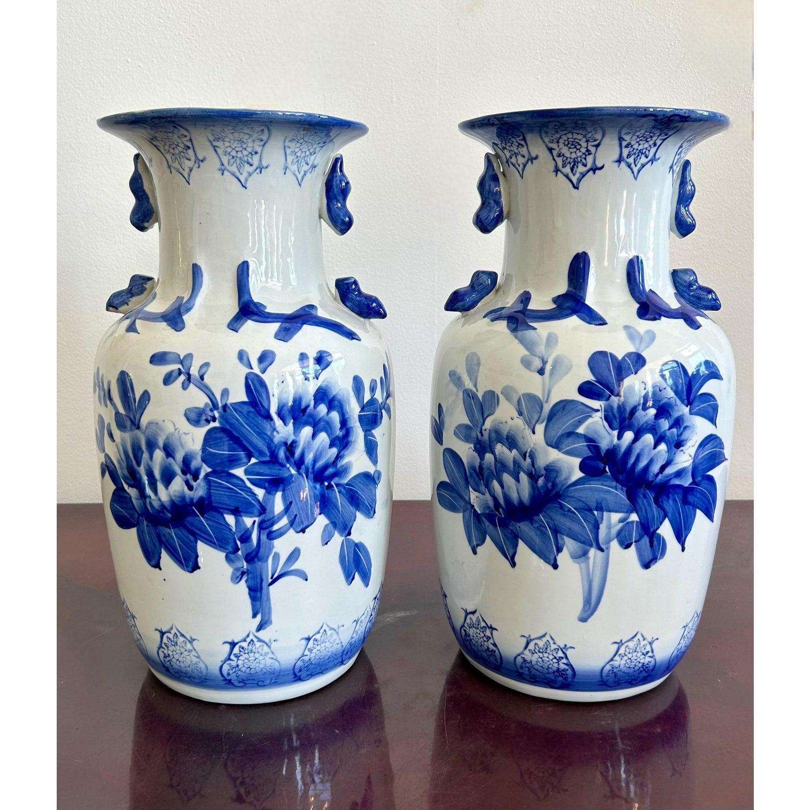Porcellana Coppia di vasi in porcellana bianca e blu d'epoca in vendita