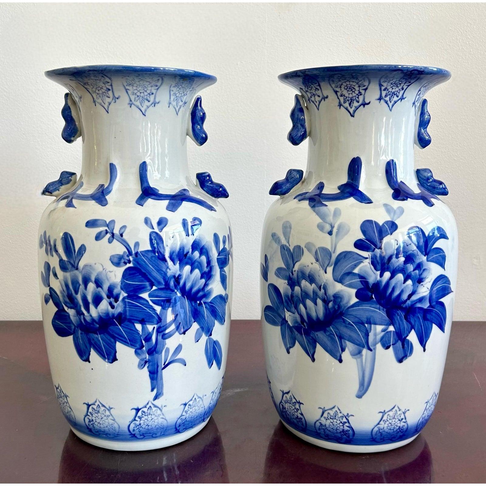 Coppia di vasi in porcellana bianca e blu d'epoca in vendita 1