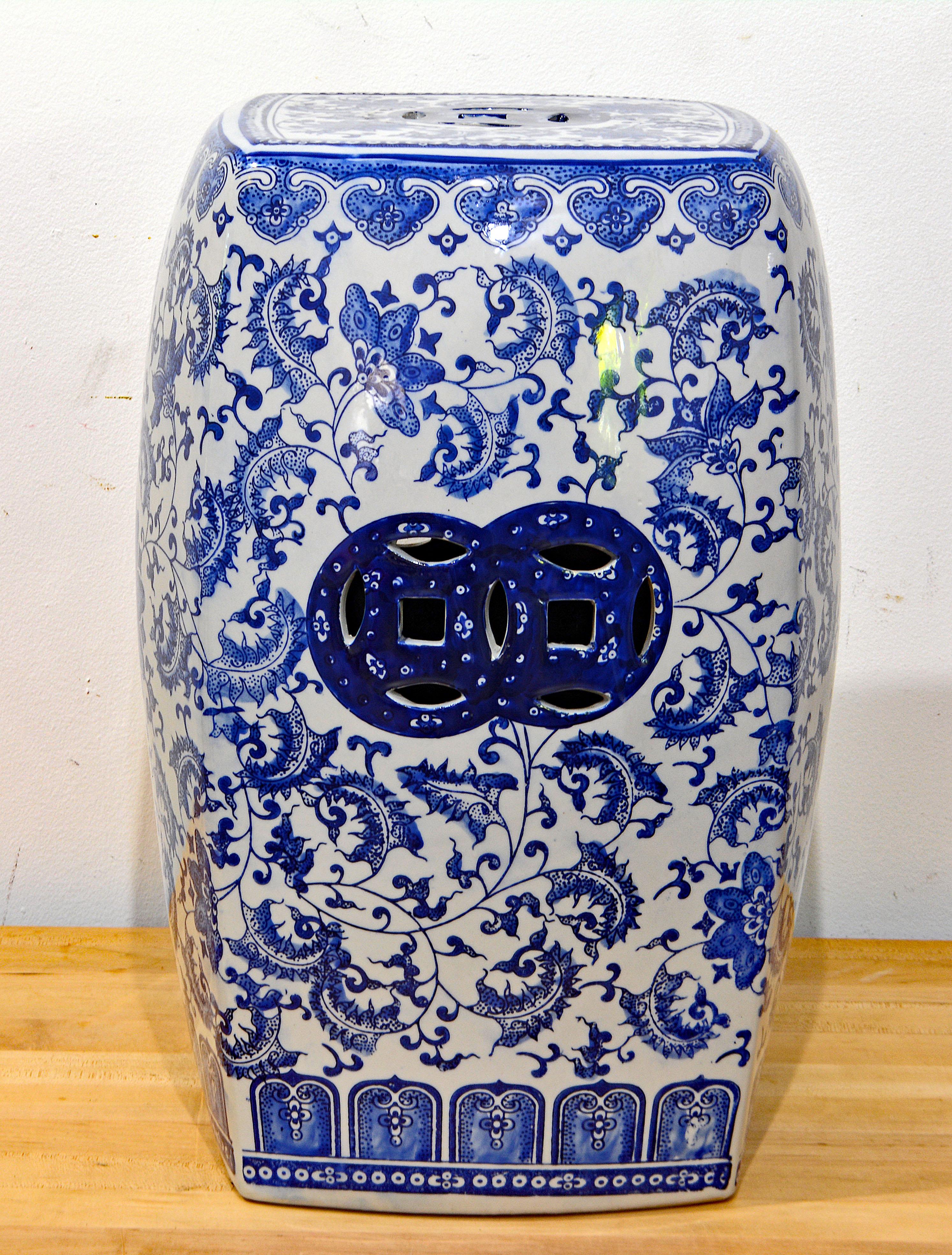 Blauer und weißer quadratischer konvexer, netzförmiger Vintage-Gartensitz aus Porzellan (Chinesisch) im Angebot