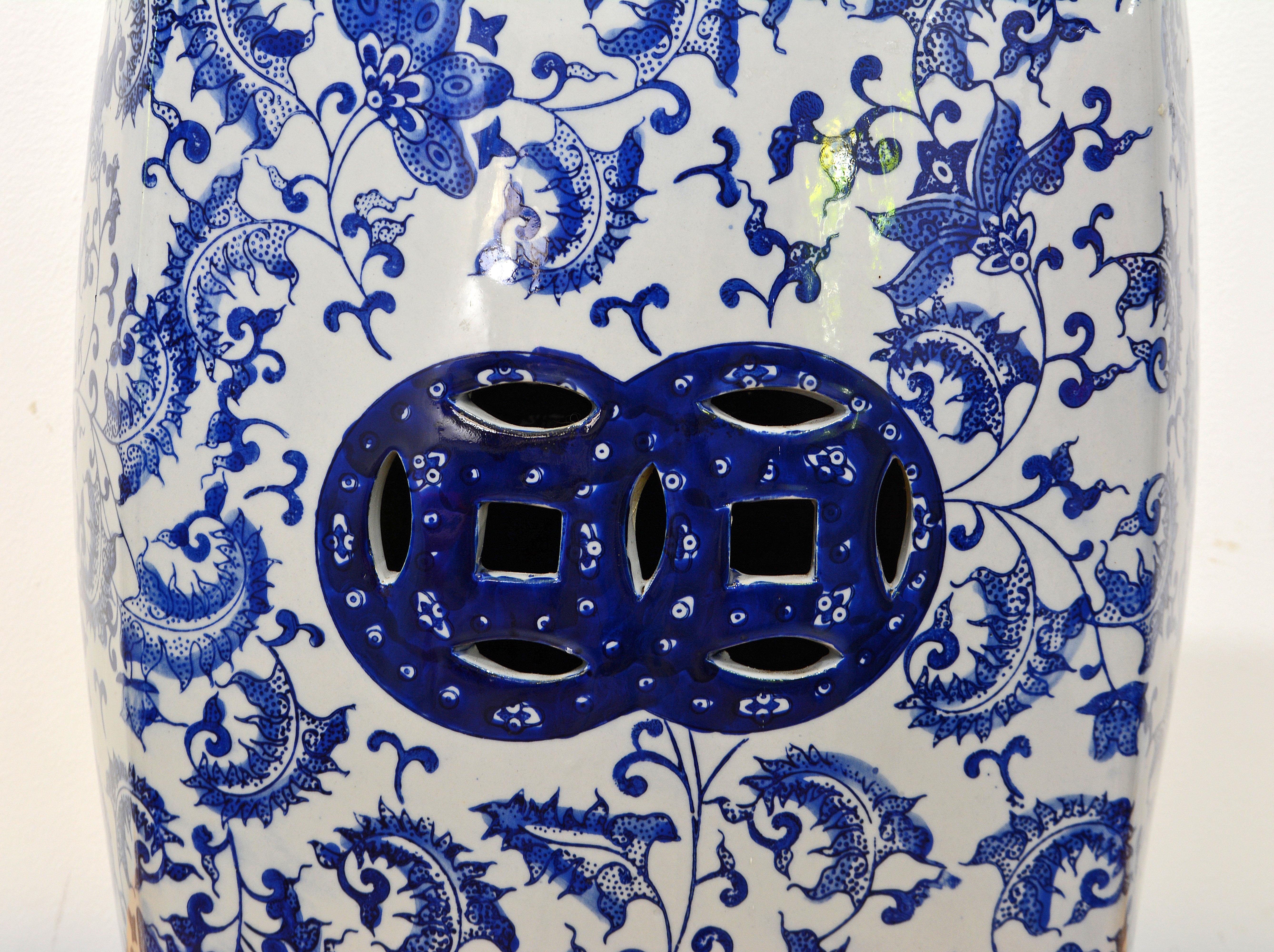 Blauer und weißer quadratischer konvexer, netzförmiger Vintage-Gartensitz aus Porzellan im Angebot 2