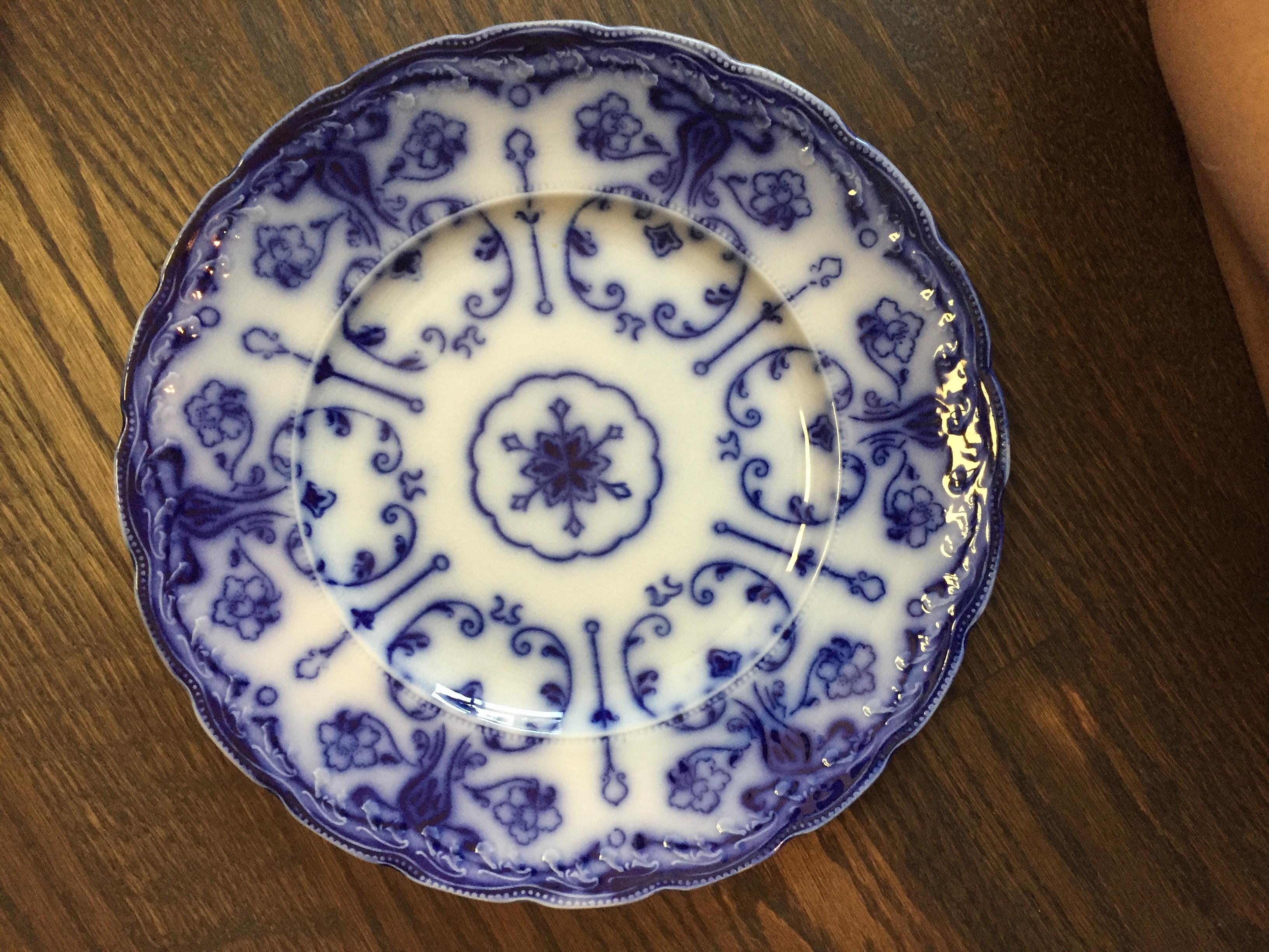 Chinoiserie Vintage Blue and White Wharf Pottery Decorative Plate For Sale