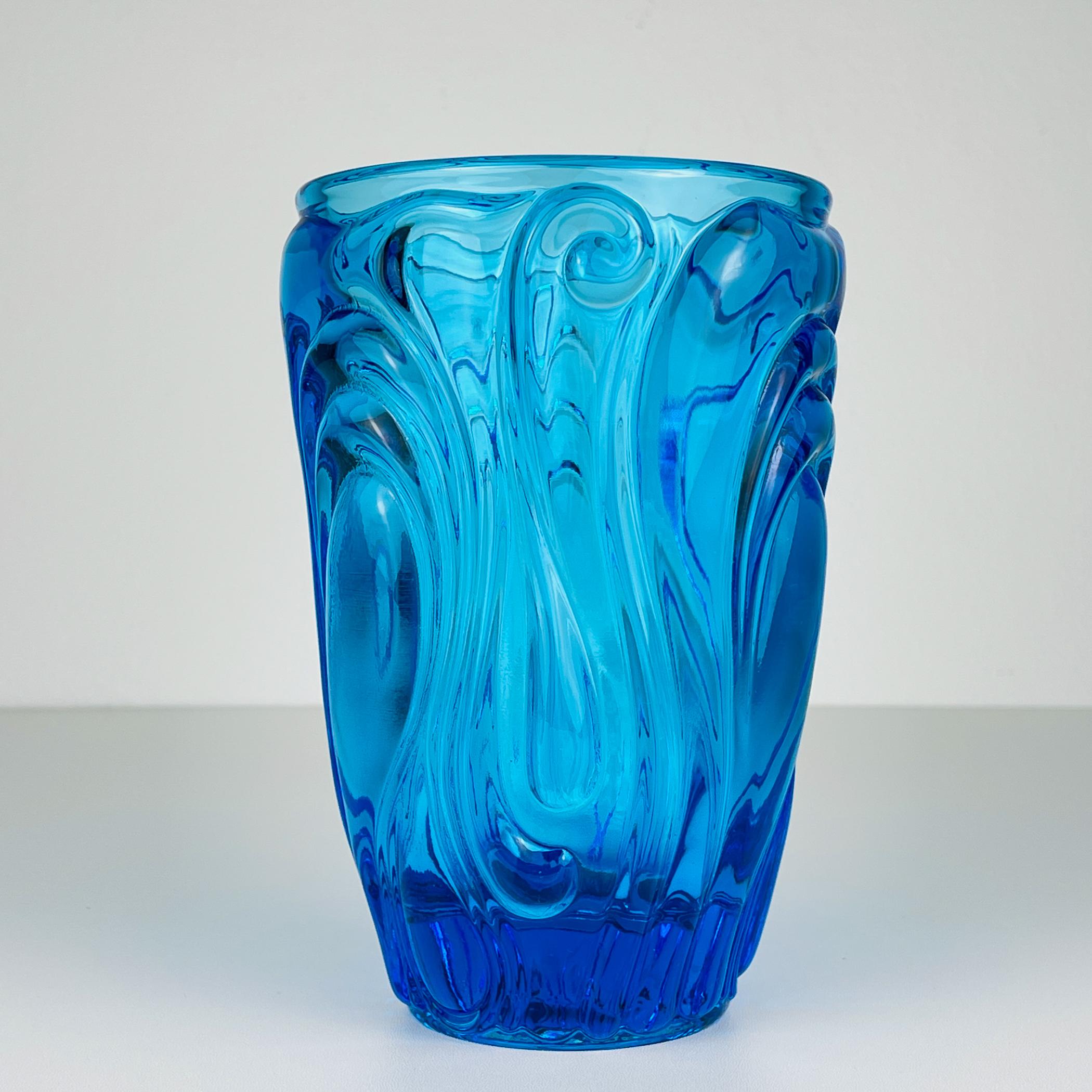 Schöne blaue Vase aus Kunstglas, hergestellt in Italien in den 1970er Jahren.

Die Vintage-Vase ist in sehr gutem Zustand, ohne Beschädigungen.

Abmessungen:
Breite: 13 cm / 5 Zoll
Höhe: 19 cm / 7,48 Zoll

Wir bieten einen sicheren weltweiten