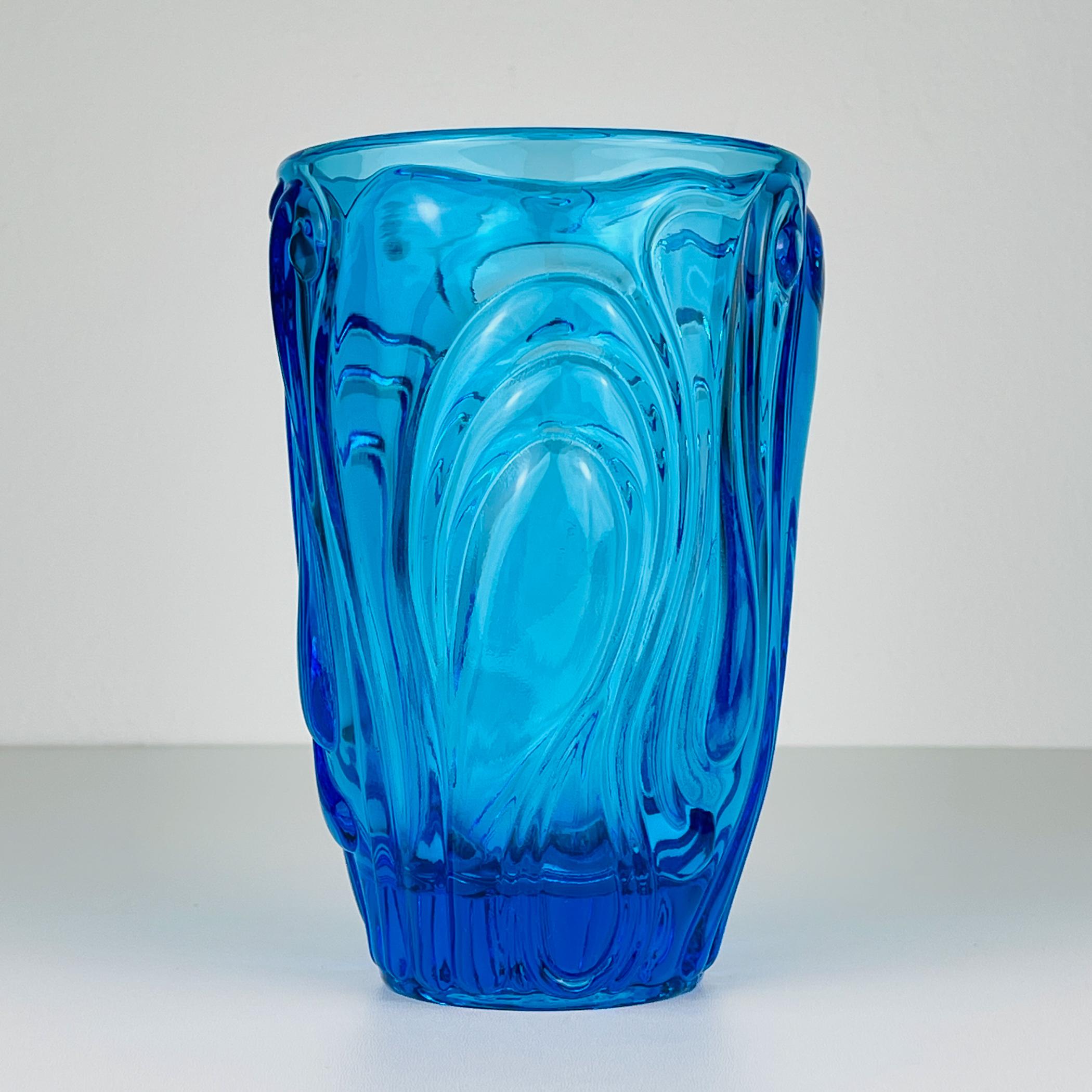 Blaue Vase aus Kunstglas, Italien 1970er Jahre (Moderne der Mitte des Jahrhunderts) im Angebot