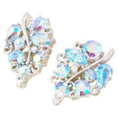 Boucles d'oreilles vintage en forme de feuille en cristal bleu Aurora Borealis de Lisner, années 1950