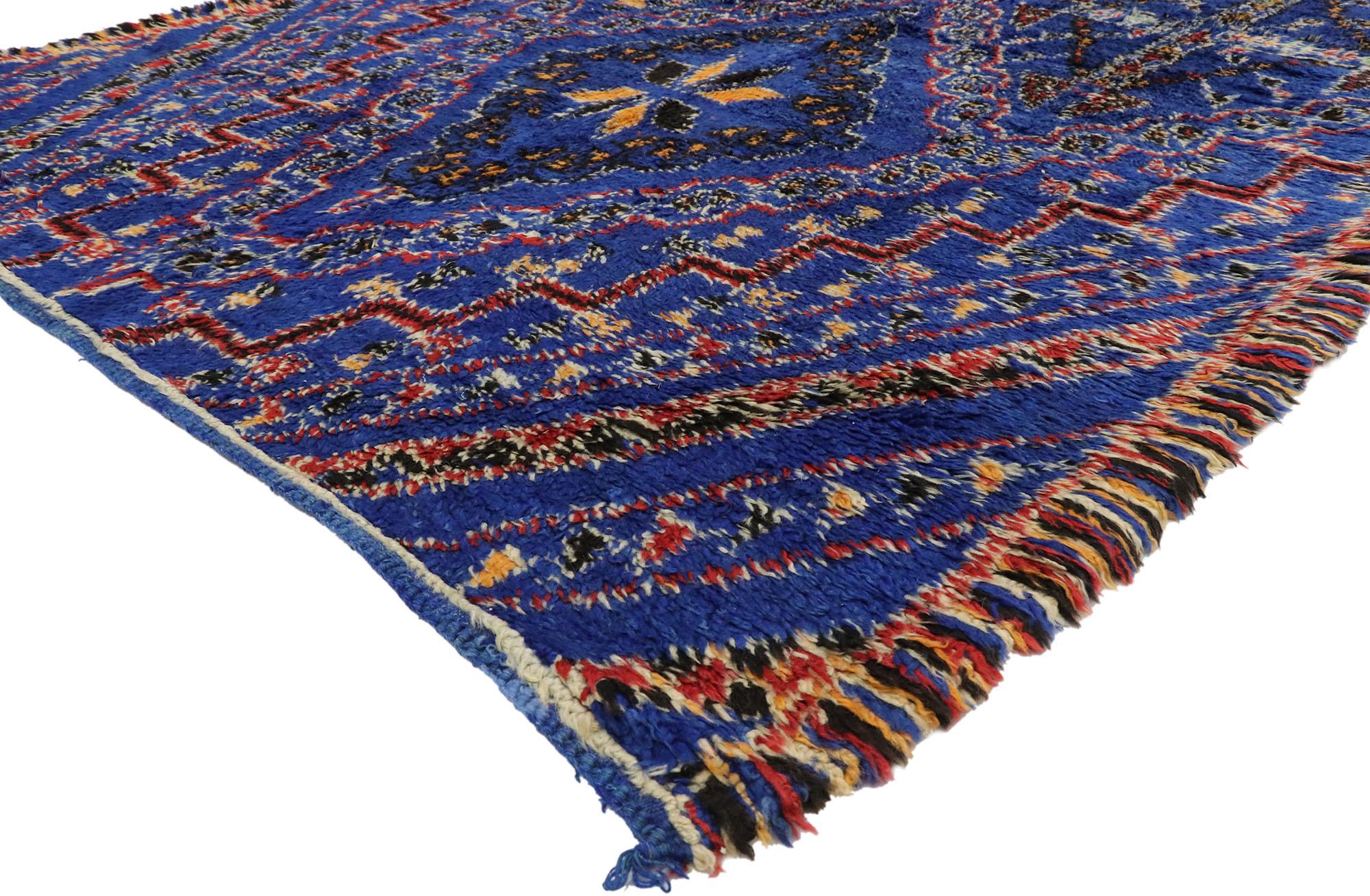 20123 Vintage blauer Beni Mguild Marokko Teppich mit Mid-Century Modern Tribal Stil. Dieser handgeknüpfte blaue Beni M'Guild Marokko-Teppich aus Wolle zeigt ein Rautengitter aus konzentrischen Rauten, Kreuzmotiven, achtzackigen Sternen, kleineren