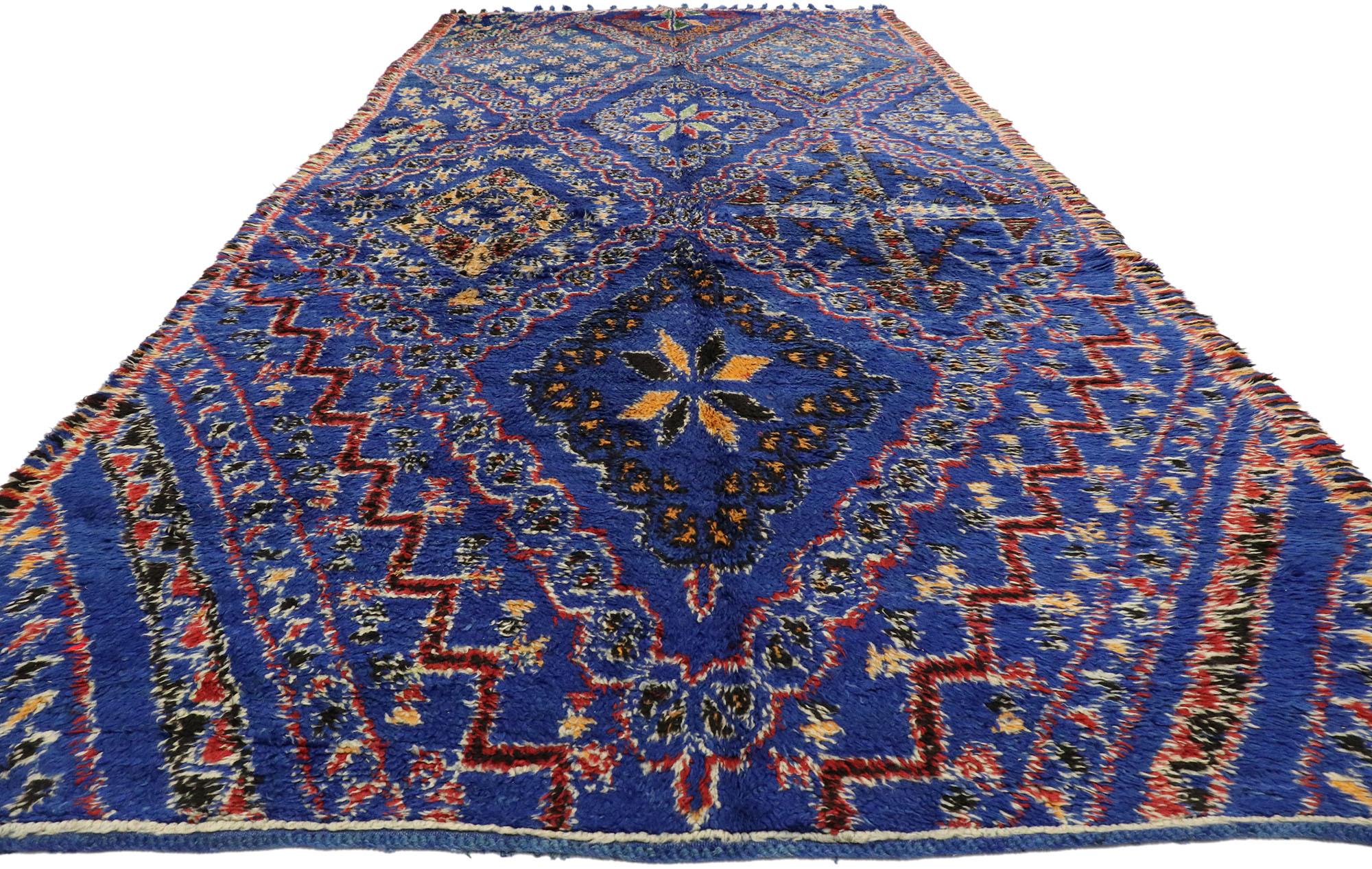 Blauer marokkanischer Beni Mguild-Teppich im Vintage-Stil mit Stammesmotiven im Mid-Century Modern-Stil (Stammeskunst) im Angebot