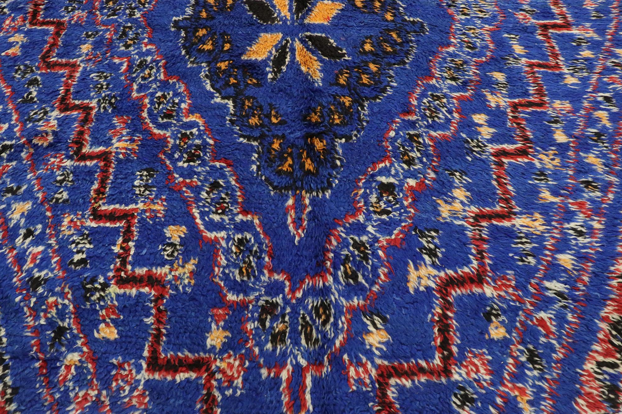 Blauer marokkanischer Beni Mguild-Teppich im Vintage-Stil mit Stammesmotiven im Mid-Century Modern-Stil (Marokkanisch) im Angebot