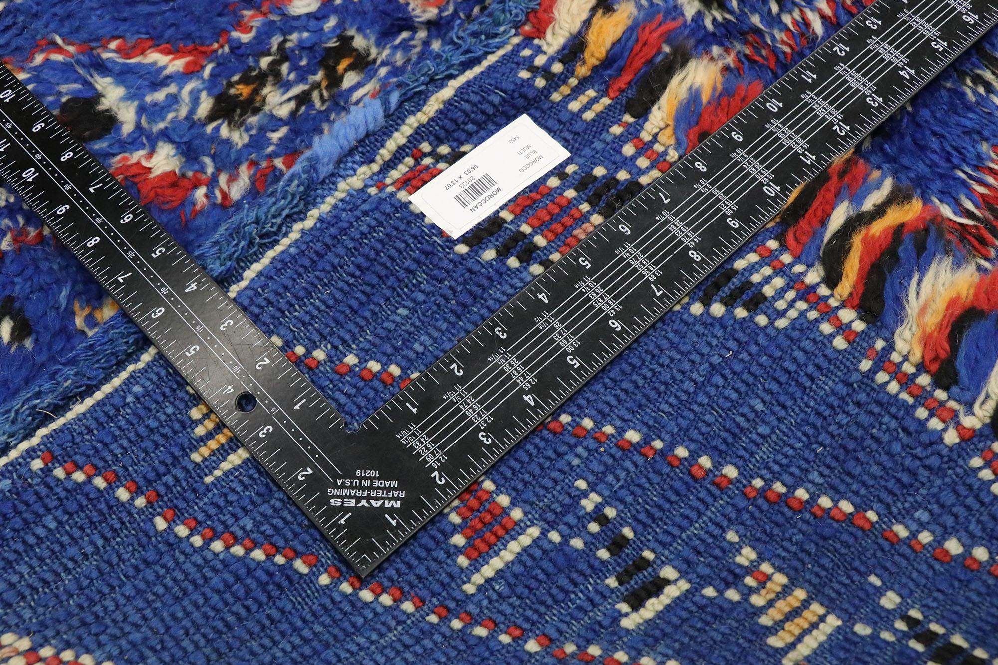 Blauer marokkanischer Beni Mguild-Teppich im Vintage-Stil mit Stammesmotiven im Mid-Century Modern-Stil (Handgeknüpft) im Angebot