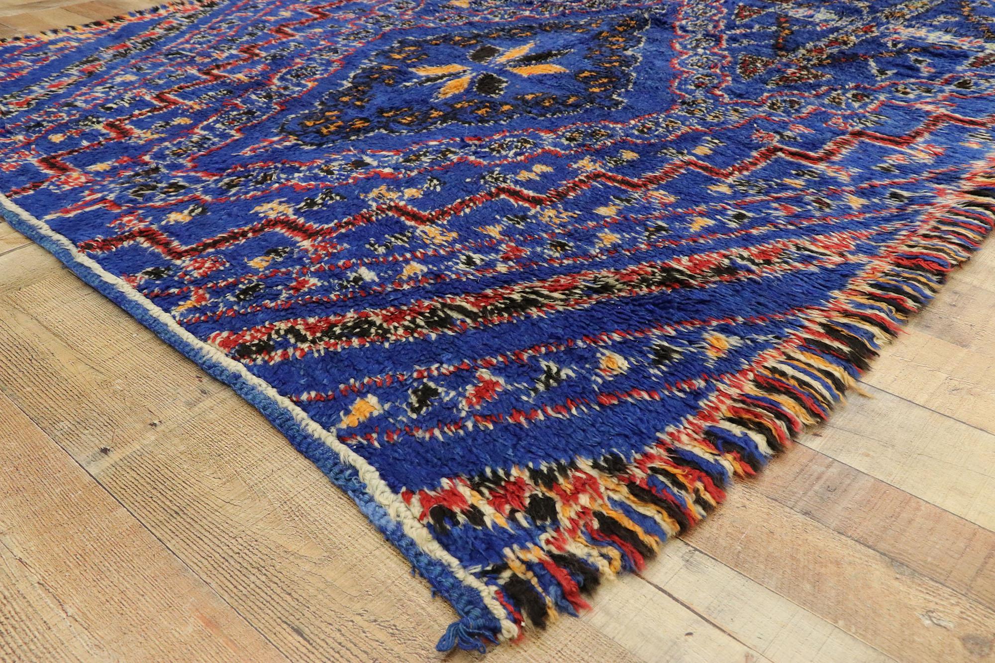 Blauer marokkanischer Beni Mguild-Teppich im Vintage-Stil mit Stammesmotiven im Mid-Century Modern-Stil im Zustand „Gut“ im Angebot in Dallas, TX
