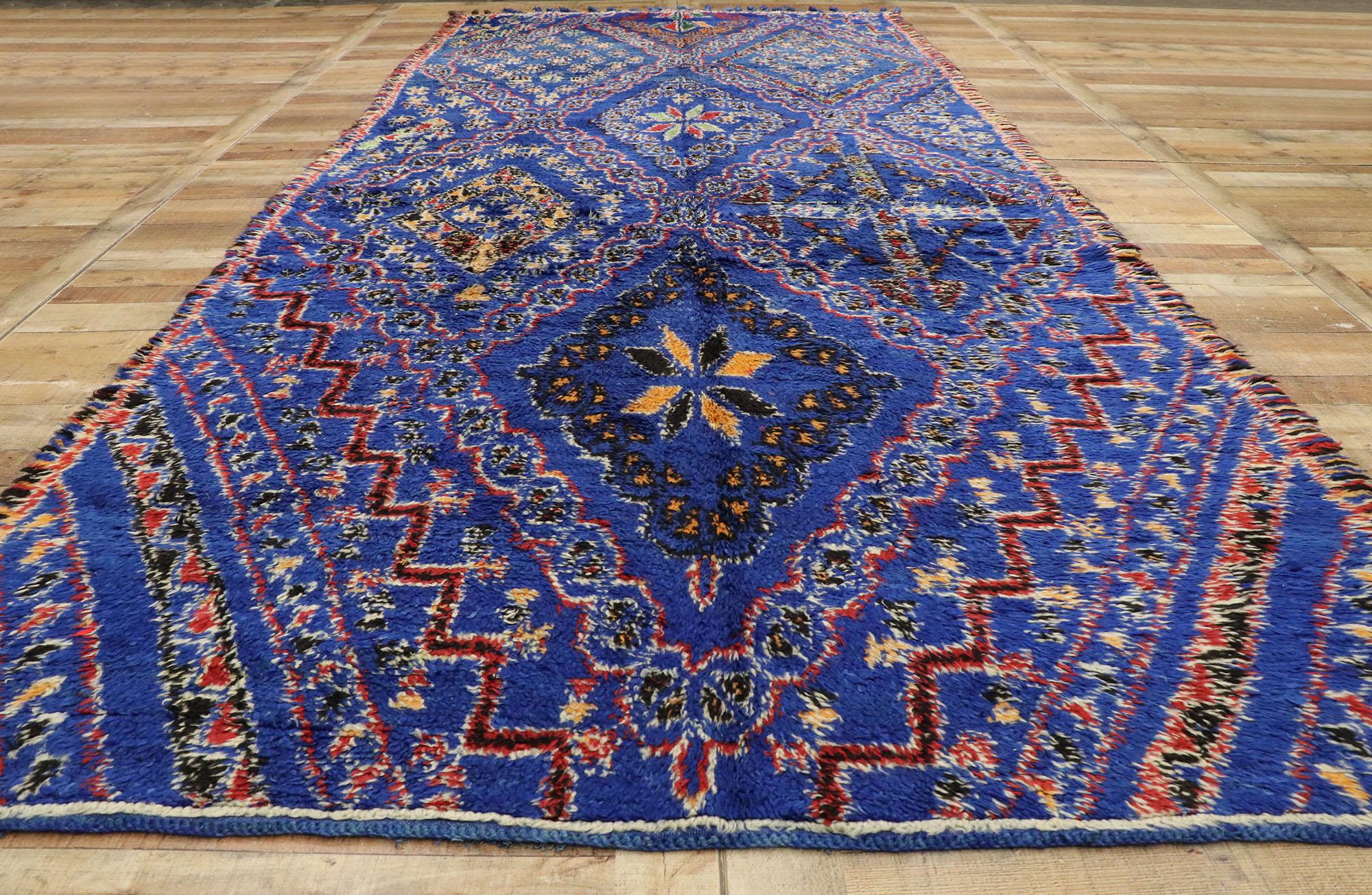 Blauer marokkanischer Beni Mguild-Teppich im Vintage-Stil mit Stammesmotiven im Mid-Century Modern-Stil (20. Jahrhundert) im Angebot