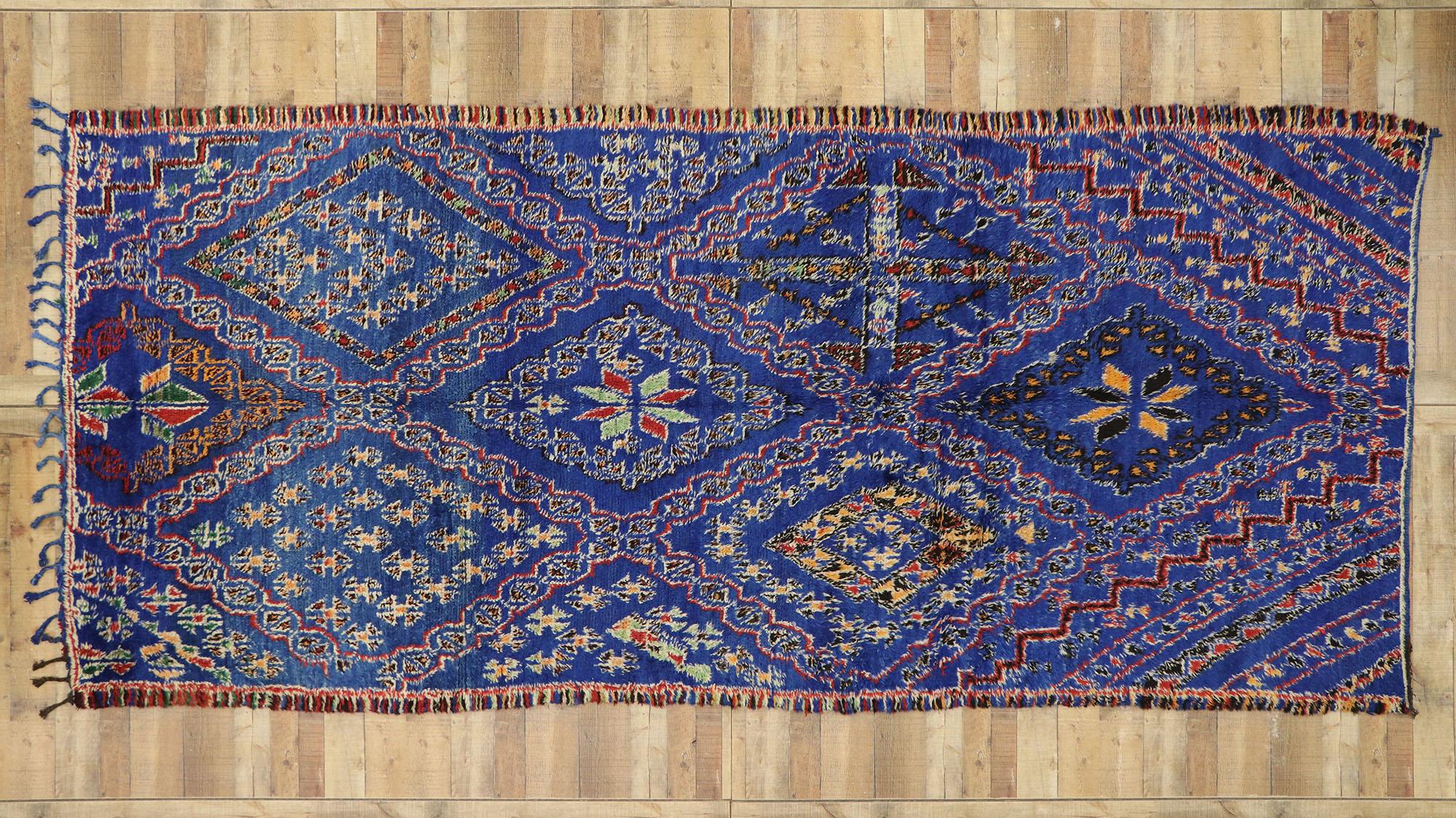 Blauer marokkanischer Beni Mguild-Teppich im Vintage-Stil mit Stammesmotiven im Mid-Century Modern-Stil (Wolle) im Angebot