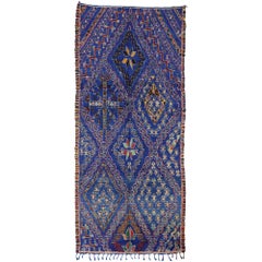 Tapis marocain Beni Mguild bleu vintage avec style tribal moderne du milieu du siècle dernier