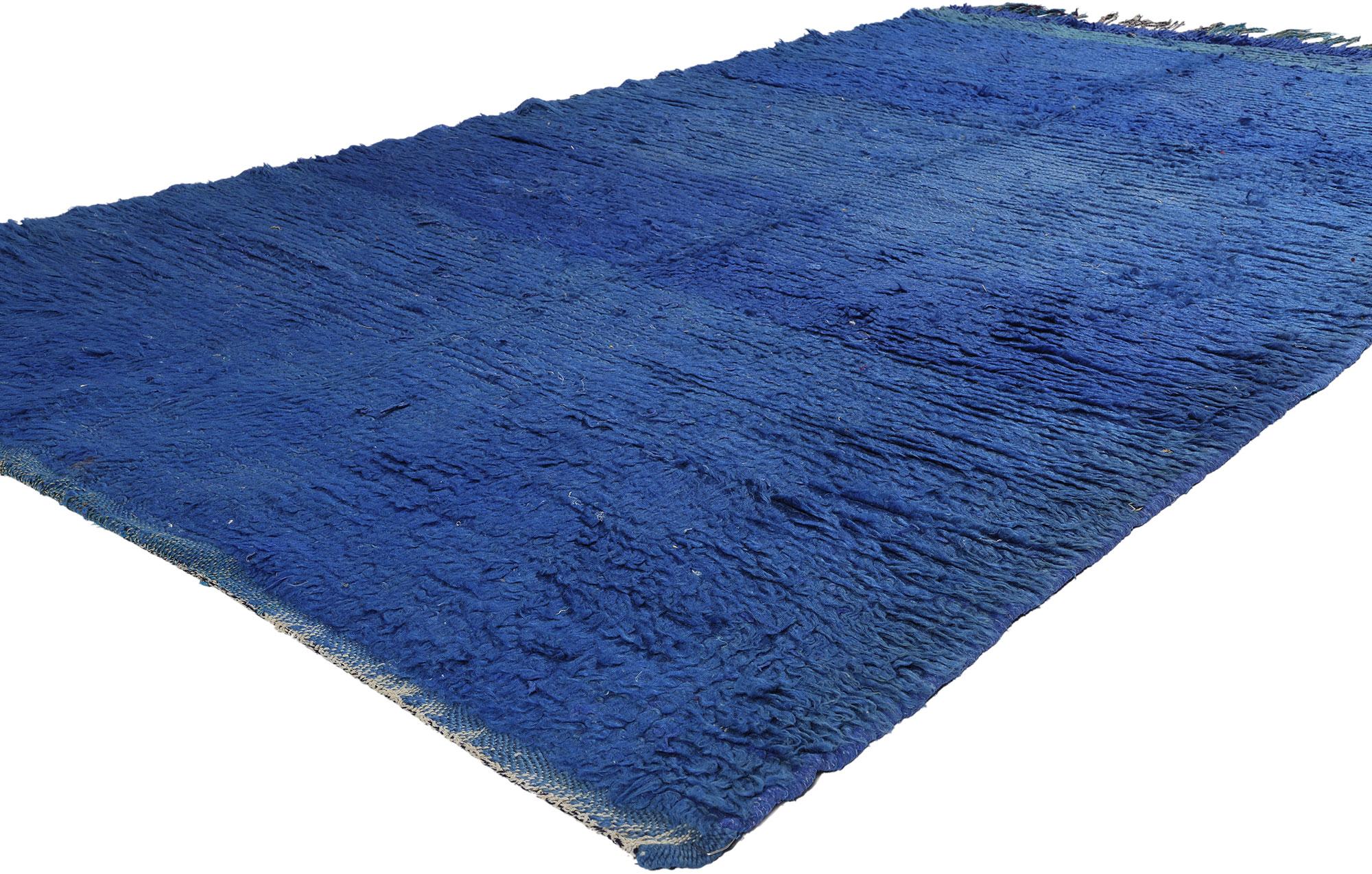 21773 Tapis marocain Beni Mrirt bleu vintage, 04'09 x 08'05. Les tapis Beni Mrirt représentent la tradition estimée du tissage marocain, connus pour leur texture luxueuse, leurs motifs géométriques et leurs tons terreux sereins. Fabriqués par des