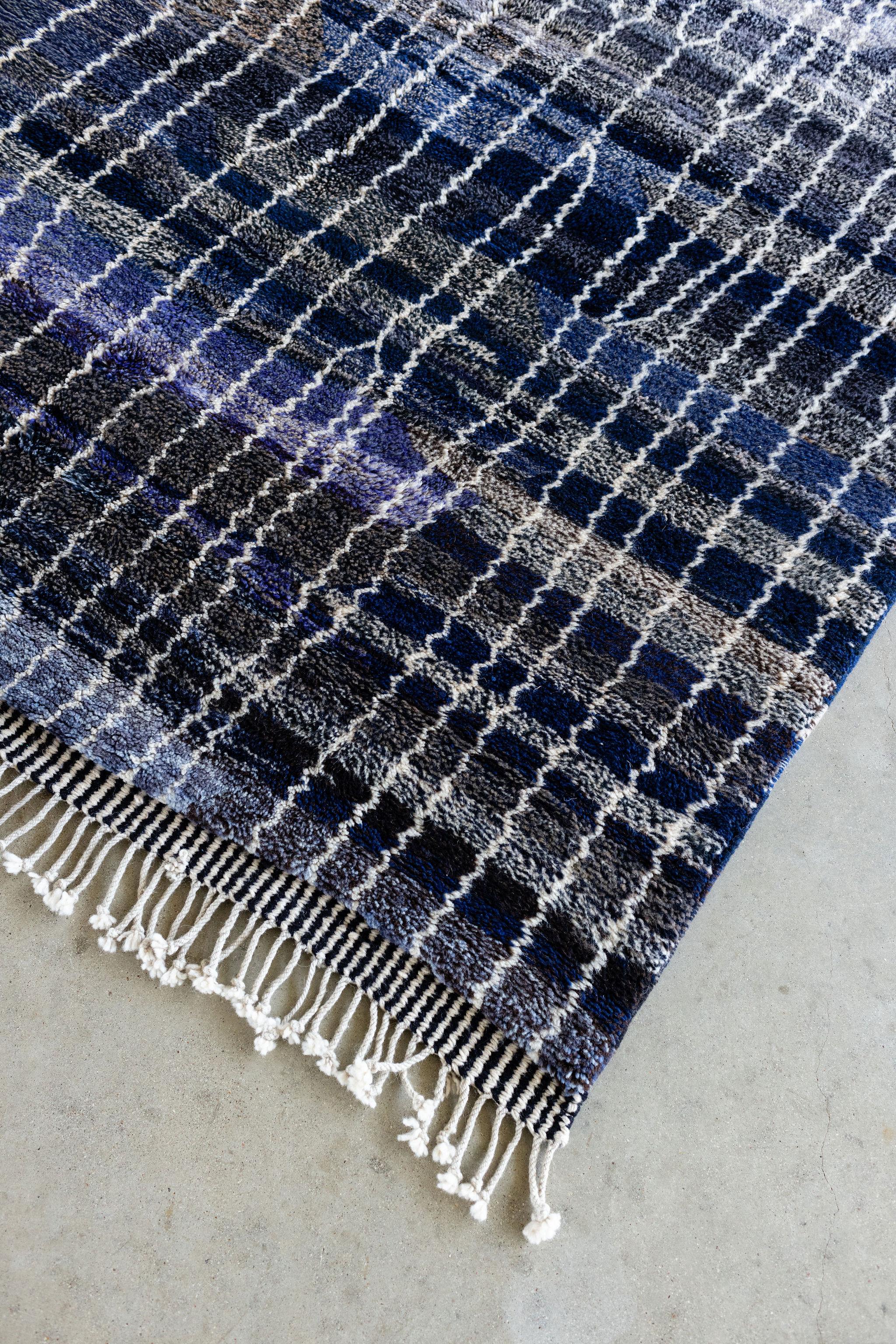 Tapis marocain Beni M'rirt bleu vintage.

Un tapis en peluche unique en son genre, fabriqué à partir de la laine de mouton la plus fine de Nouvelle-Zélande et tissé à la main par les femmes de la tribu des Beni M'rirts au Maroc. Matériau pur et