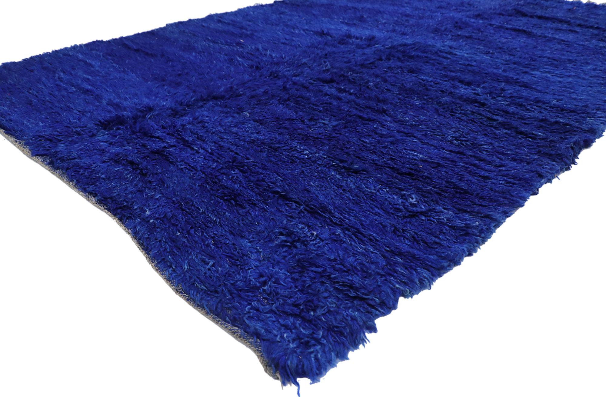 21305 Tapis marocain Beni Mrirt bleu vintage, 06'03 x 09'07. Les tapis Beni Mrirt incarnent une tradition précieuse du tissage marocain, réputée pour sa texture luxueuse, ses motifs géométriques et ses tons de terre apaisants. Fabriqués par des
