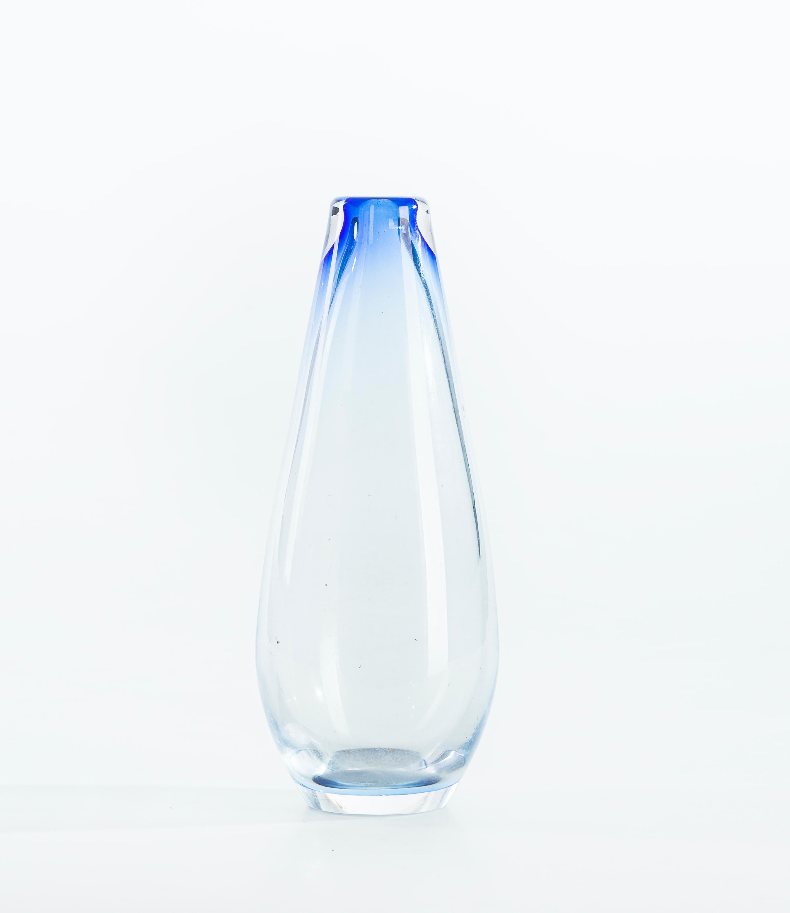 Diese Vase aus blauem Mischglas ist eine kleine, unifleurige Vase aus transparentem, beschichtetem Glas mit kobaltblauen Schattierungen.

Hergestellt in Italien in den 1960er Jahren. In ausgezeichnetem Zustand ist dies ein köstliches Stück für ein