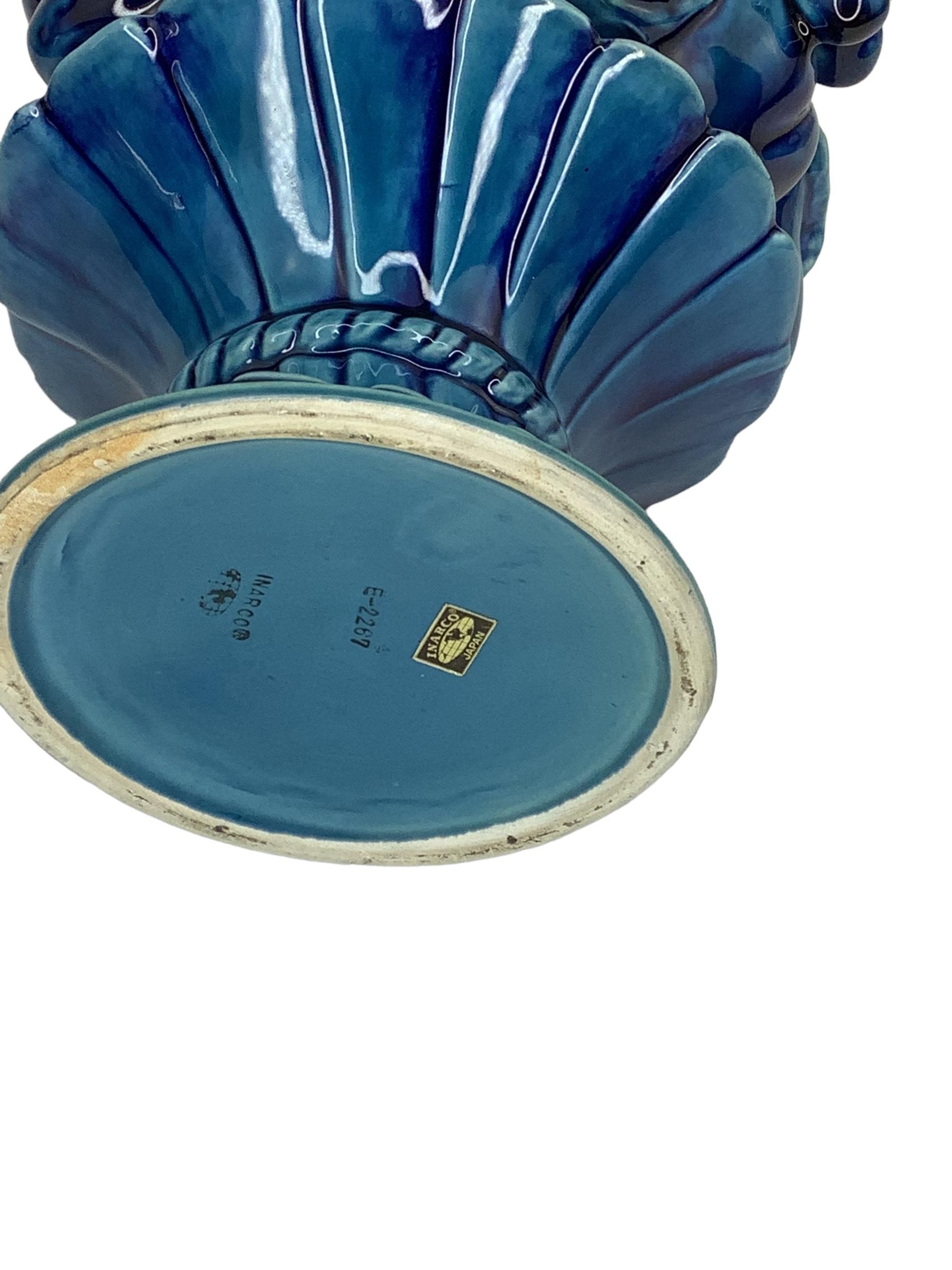 Topiario di frutta in ceramica vintage con bellissime sfumature di blu. Vari frutti, tra cui uva, pere e limoni, completano questa bellissima forma di frutta topiaria. Timbro sul lato inferiore 