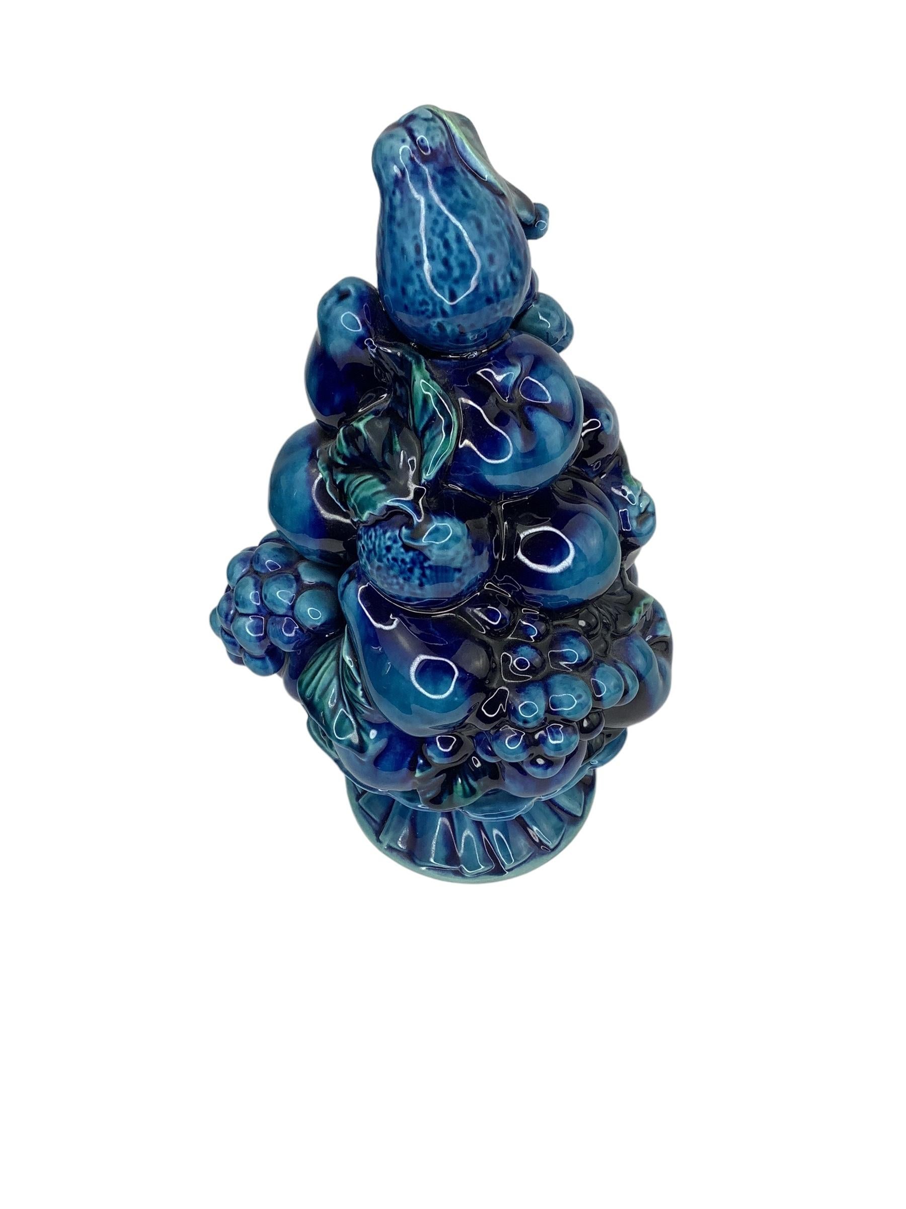 Topiario in ceramica blu vintage a forma di frutta In condizioni buone a Chapel Hill, NC
