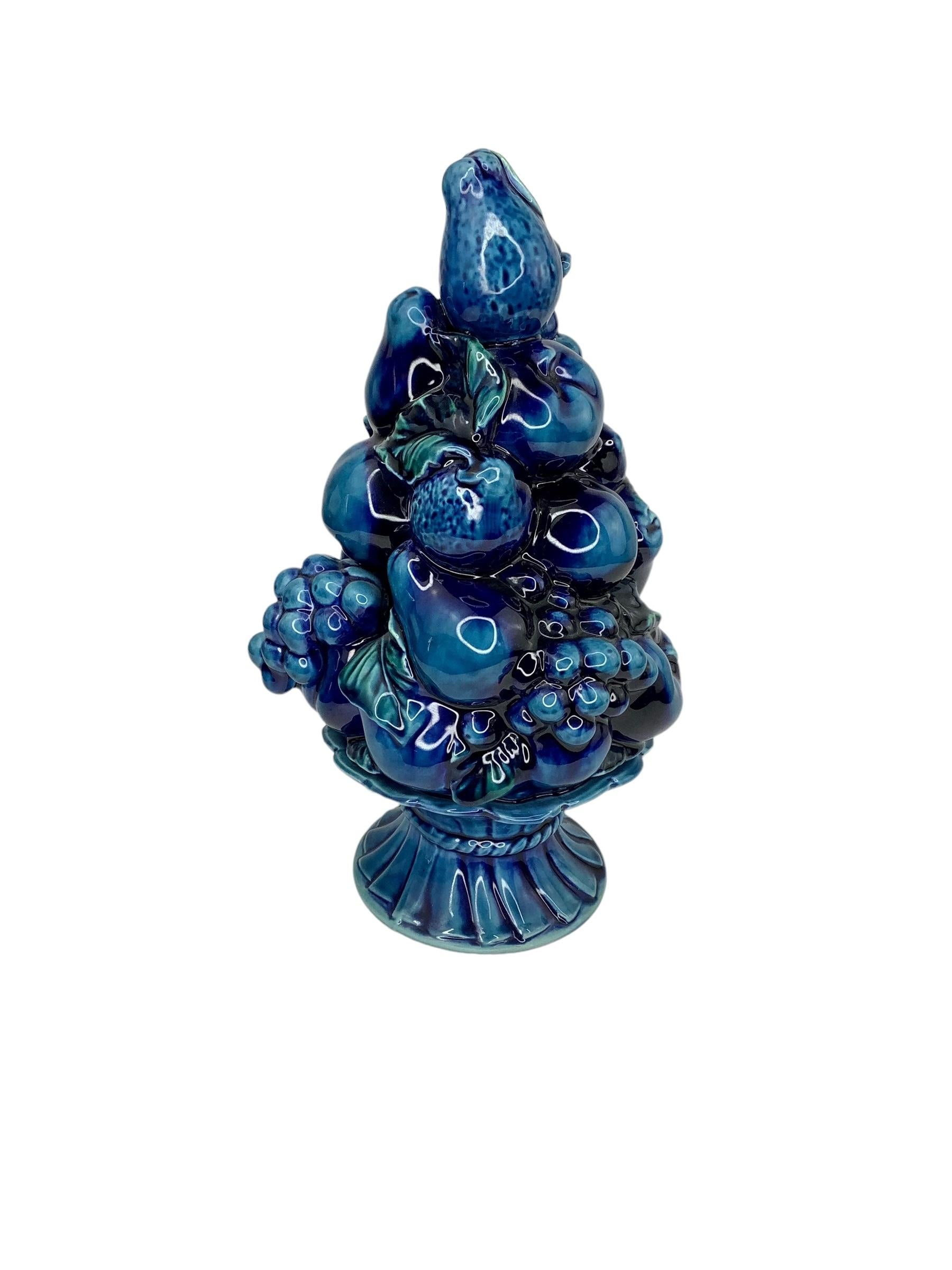 XX secolo Topiario in ceramica blu vintage a forma di frutta