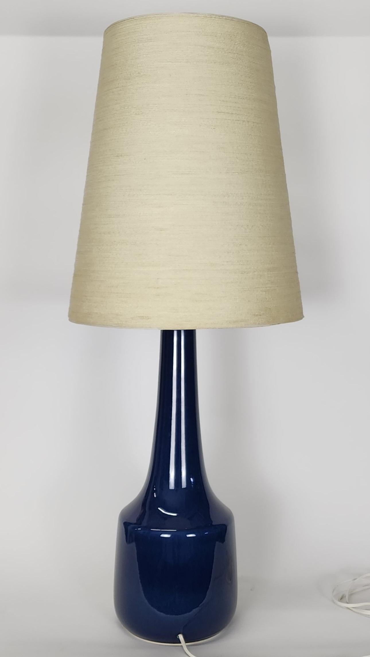 Beautiful Blue Vintage Ceramic Lamp by Lotte and Gunnar Bostlund.  this lamp has its original shade. unmarked.

ceramic is 7in wide at the base x 19h.