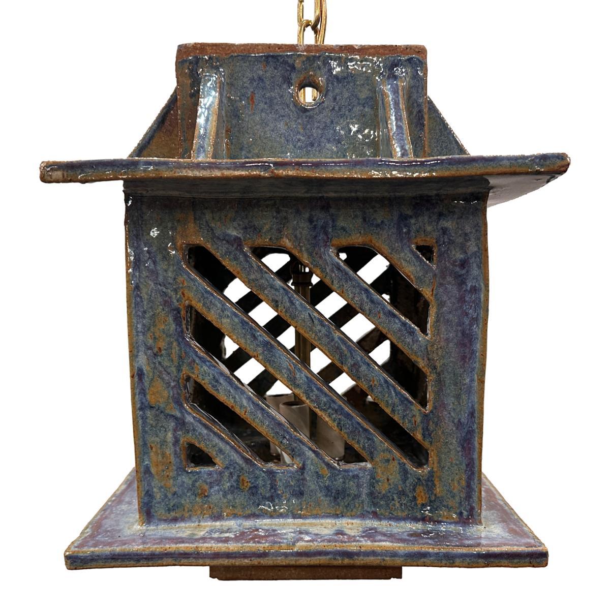 Lanterna a forma di pagoda in porcellana italiana degli anni '50 circa con tre luci interne. 

Misure:
Caduta attuale: 25
Altezza del corpo: 15
Lunghezza/larghezza: 11.5
