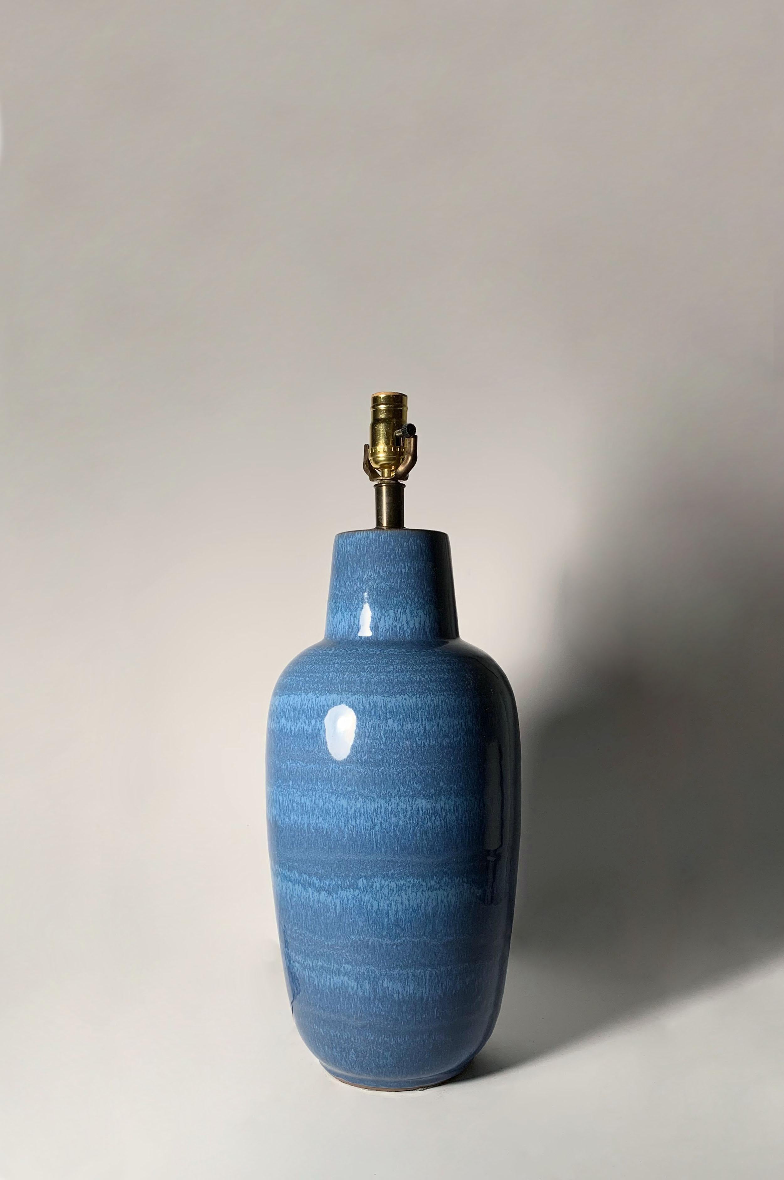 Mid-Century Modern Lampe de table vintage en céramique bleue de Lee Rosen pour Design Technics en vente