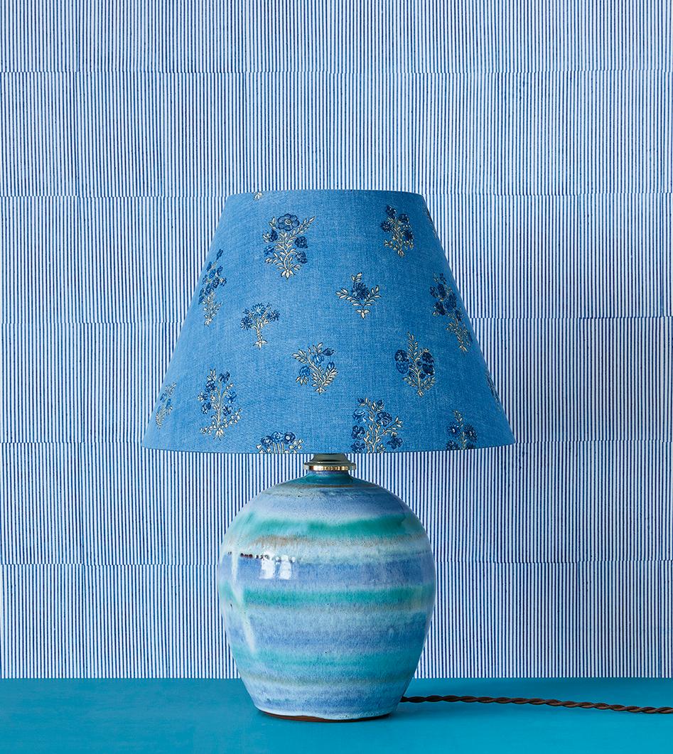 France, Vintage

Ceramic table lamp with customized shade by The Apartment.

H 51 x Ø 32 cm