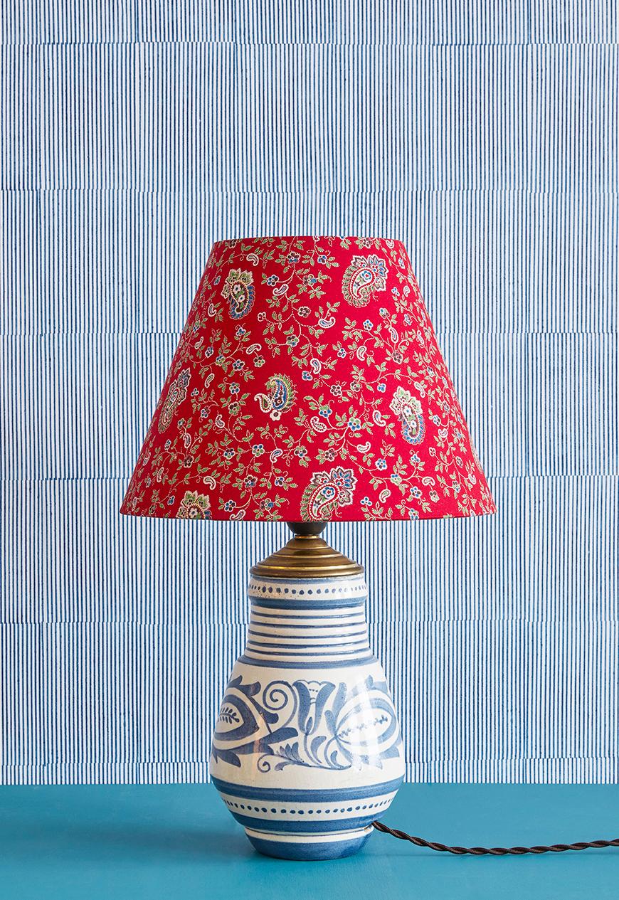 France, Vintage

Ceramic table lamp with customized shade by The Apartment. Blue painted with red shade. 

H 46 x Ø 28 cm