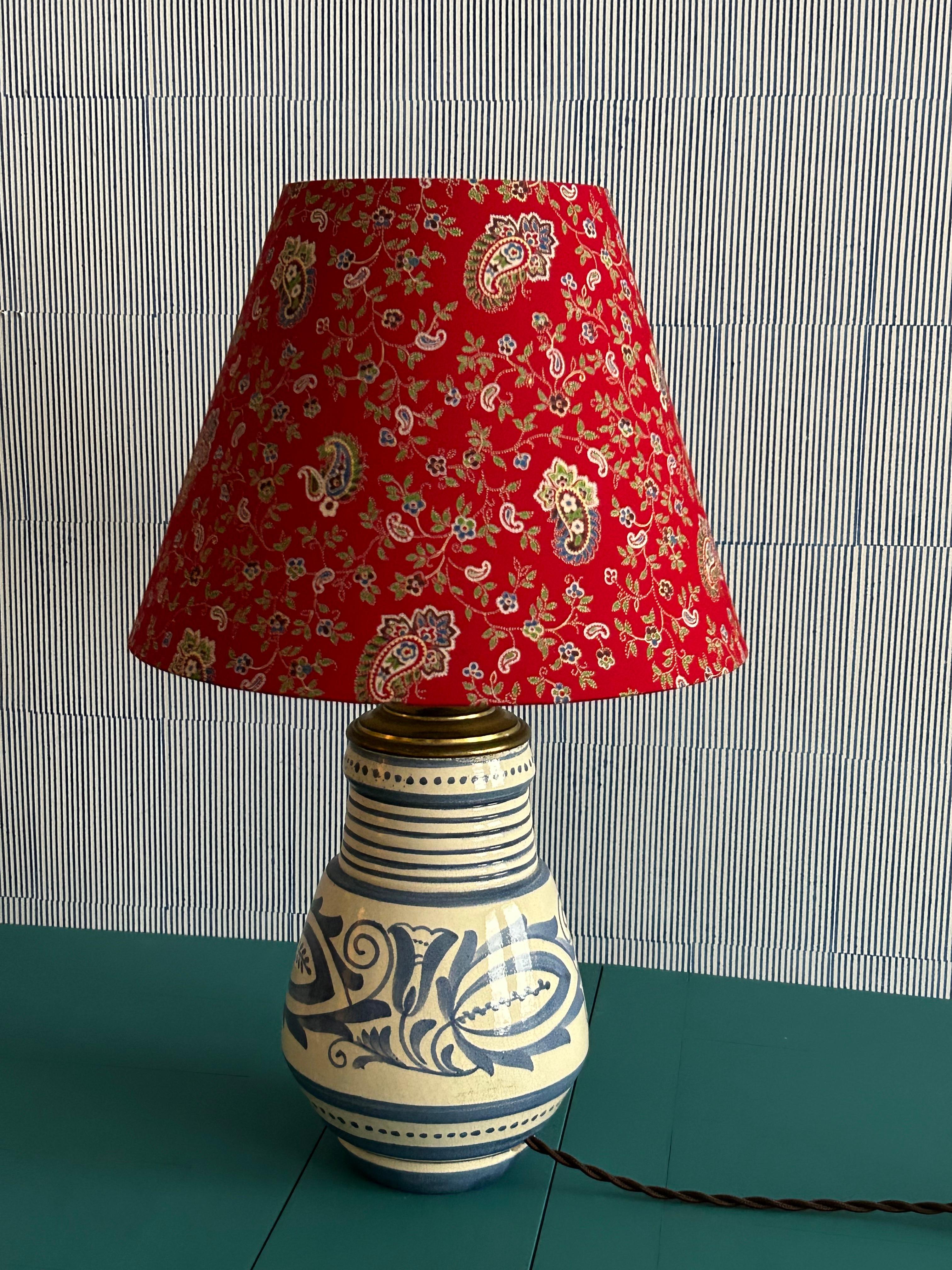 Blaue Vintage-Tischlampe aus Keramik mit rotem, maßgefertigtem Schirm, Frankreich, 20. Jahrhundert im Zustand „Gut“ im Angebot in Copenhagen K, DK