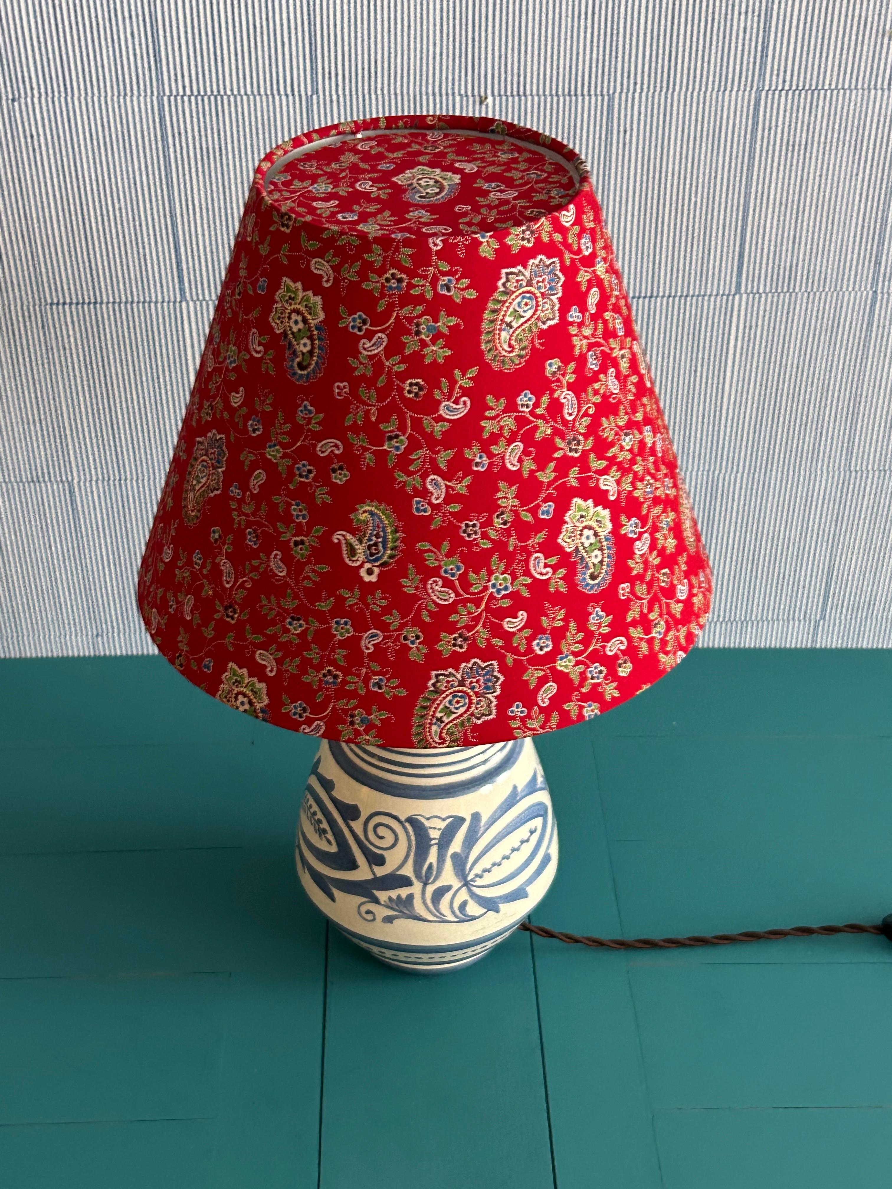 Blaue Vintage-Tischlampe aus Keramik mit rotem, maßgefertigtem Schirm, Frankreich, 20. Jahrhundert im Angebot 2