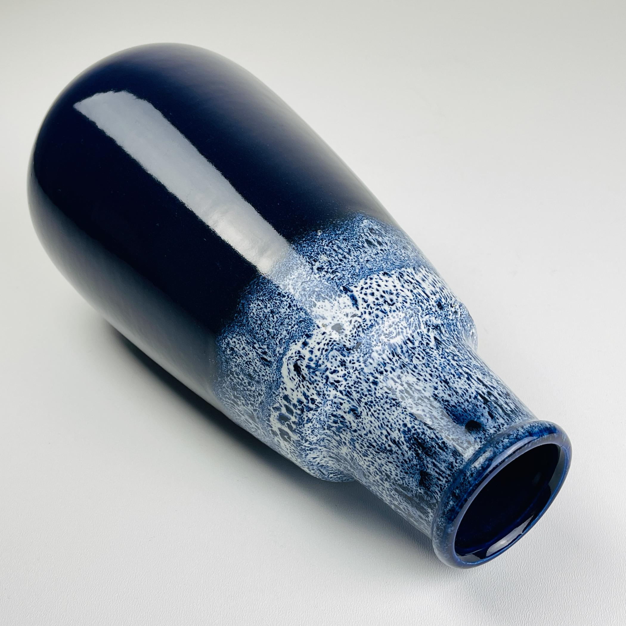 Céramique Vase en céramique bleue Lava de Jasba, Allemagne de l'Ouest, années 1960 en vente