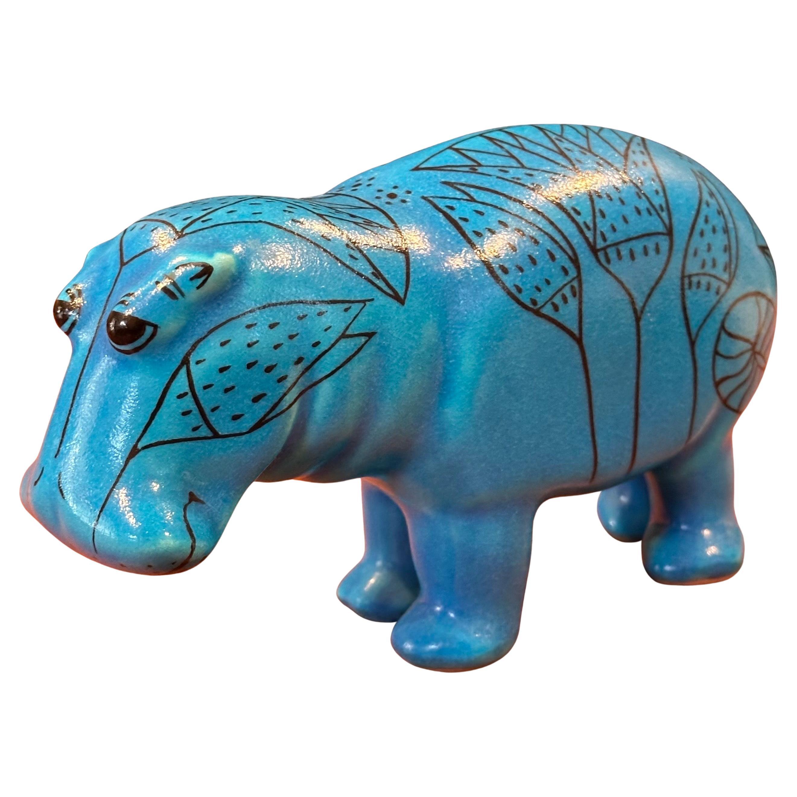 Divertente scultura in ceramica blu 