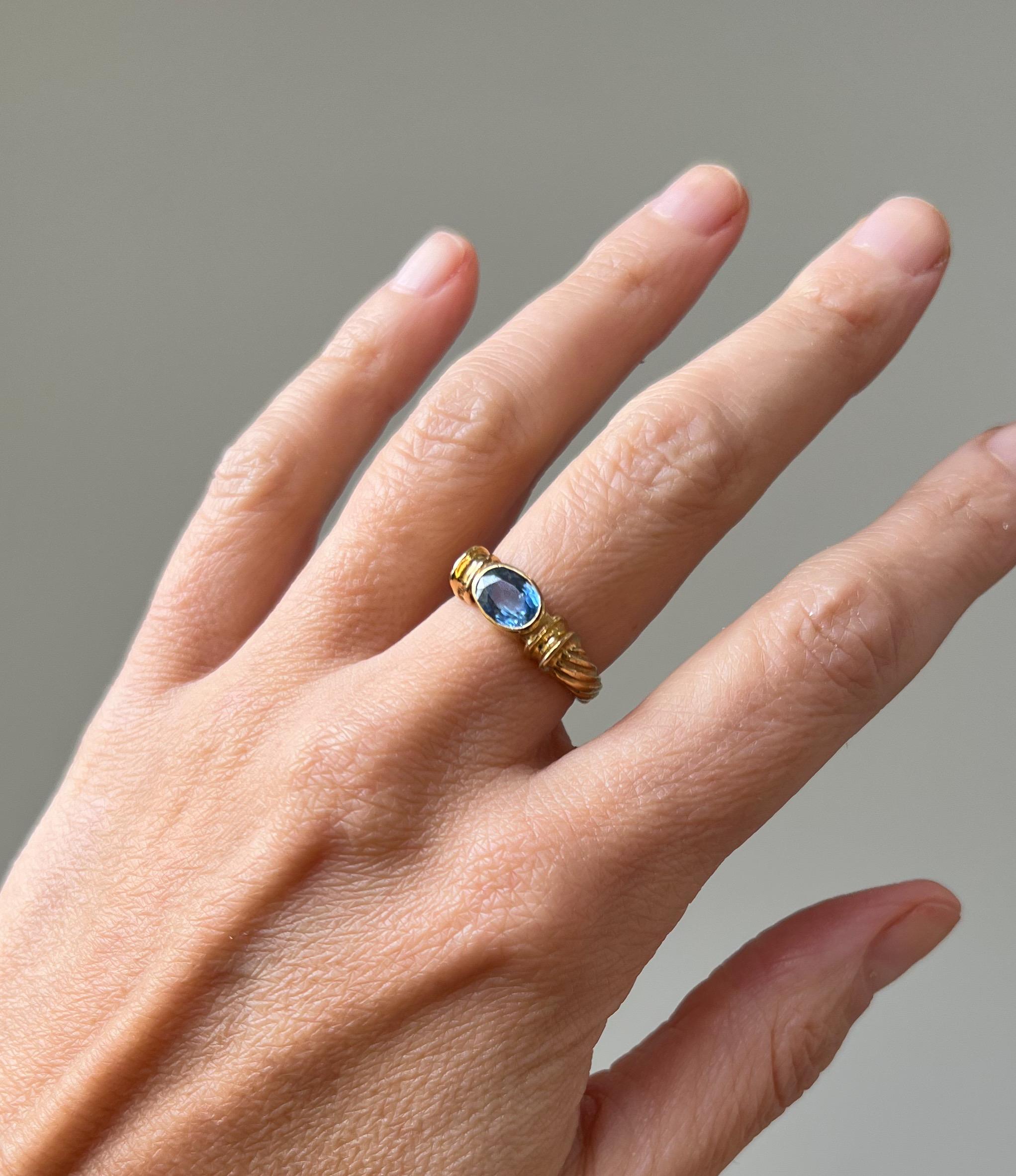 Women's or Men's Vintage Blue Ceylon Sapphire Ring in 22K Yellow Gold 