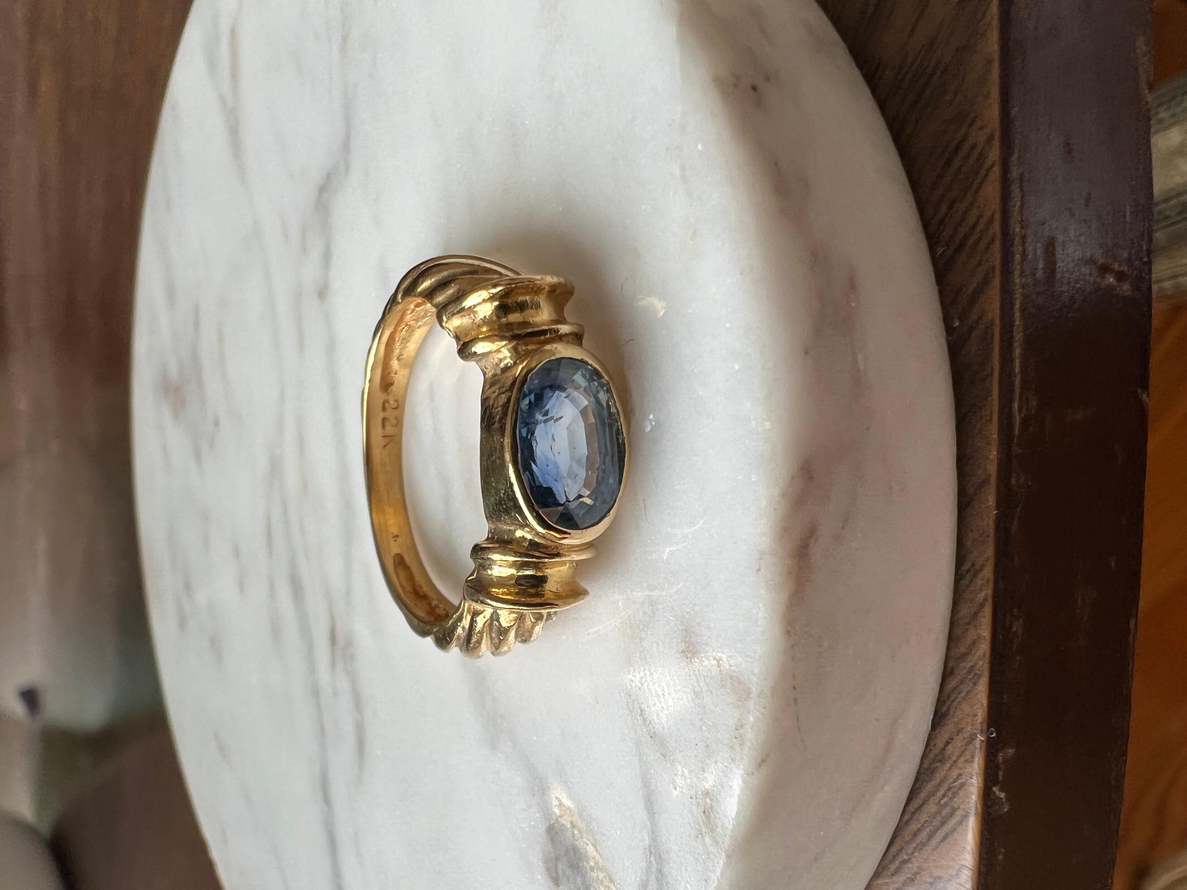 Vintage Blue Ceylon Sapphire Ring in 22K Yellow Gold  2