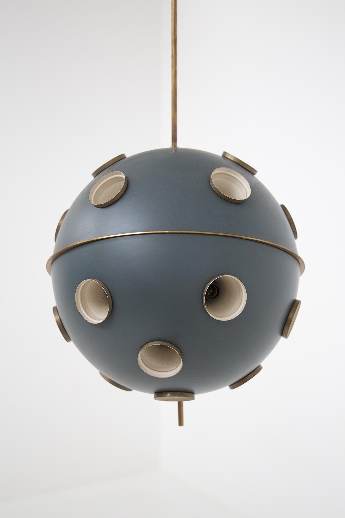 Vintage chandelier designed by Oscar Torlasco in the 1960s for the fine Italian manufacture Lumi.
The ceiling lamp has a spherical shape in blue painted aluminum and patinated brass mechanisms.
The globe chandelier is very decorative and
