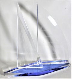 Scultura vintage di veliero da corsa in lucite blu e trasparente di Wintrade, Beverly Hills