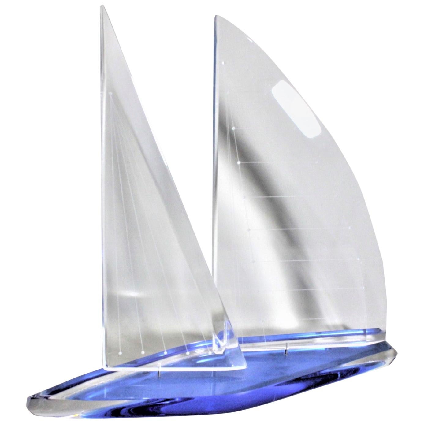 Blaue und klare Lucite-Rennensegelboot-Skulptur von Wintrade, Beverly Hills, Vintage