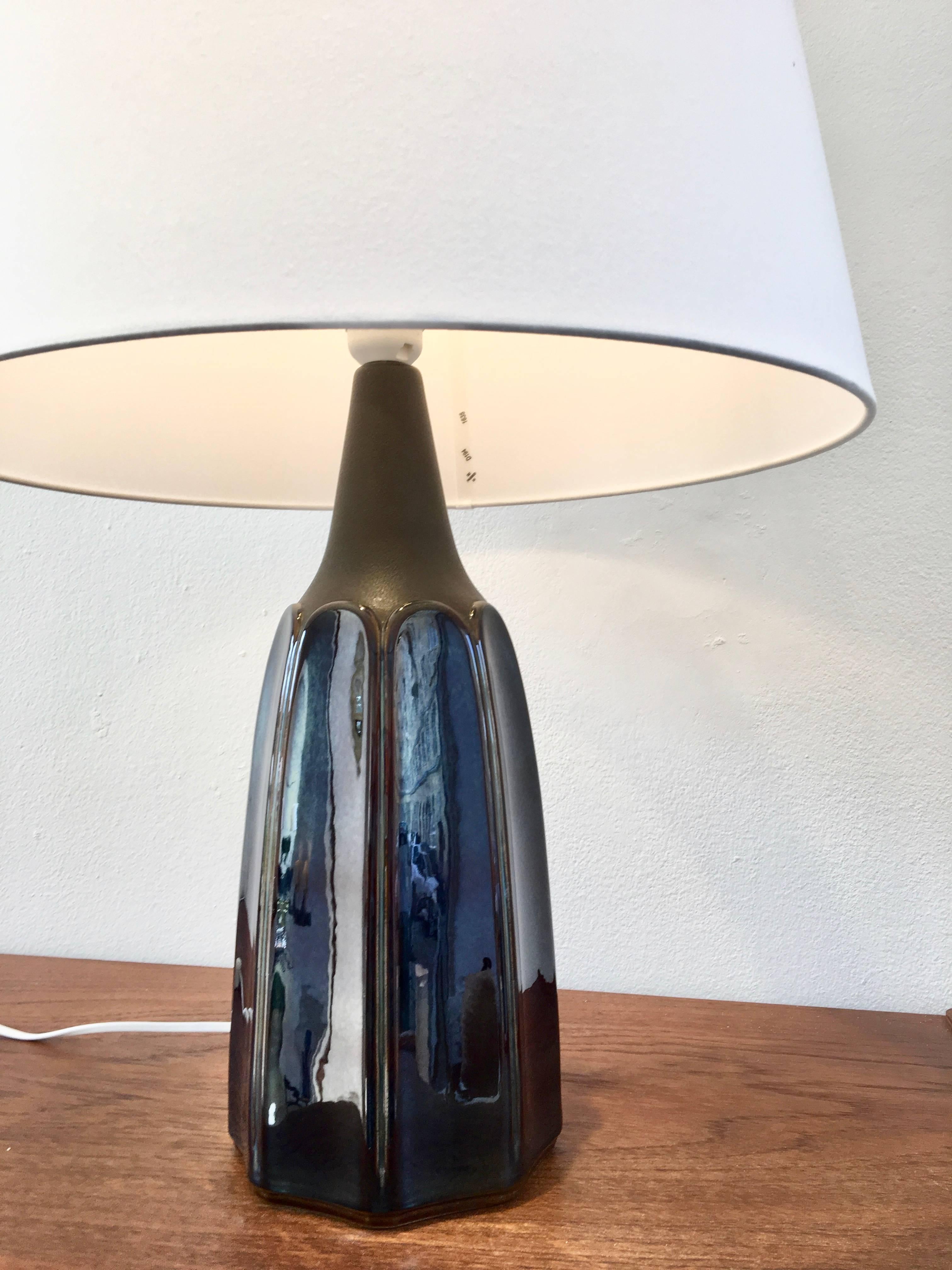 This table lamp was designed by Einar Johansen and produced by Danish company Soholm Stentoj in the 1960s.
It is made of stoneware and features a ceramic glaze. The lamp has been rewired for European standards and has a new shade.