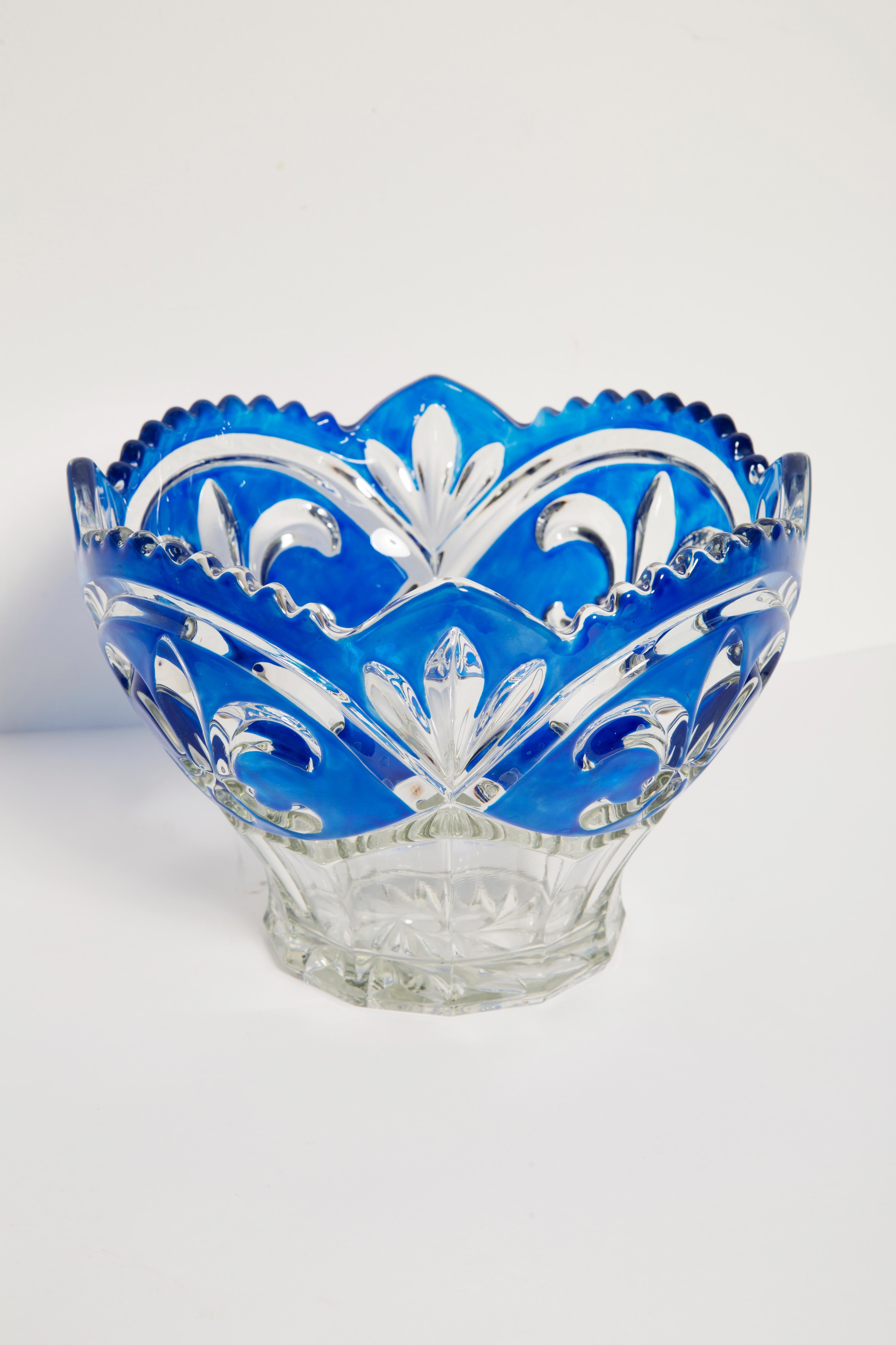 Magnifique assiette/bol décoratif en verre bleu cristal d'Italie. La plaque est en très bon état vintage, sans dommage ni fissure. Verre original. Une pièce unique pour chaque table et chaque intérieur ! Une seule pièce disponible.