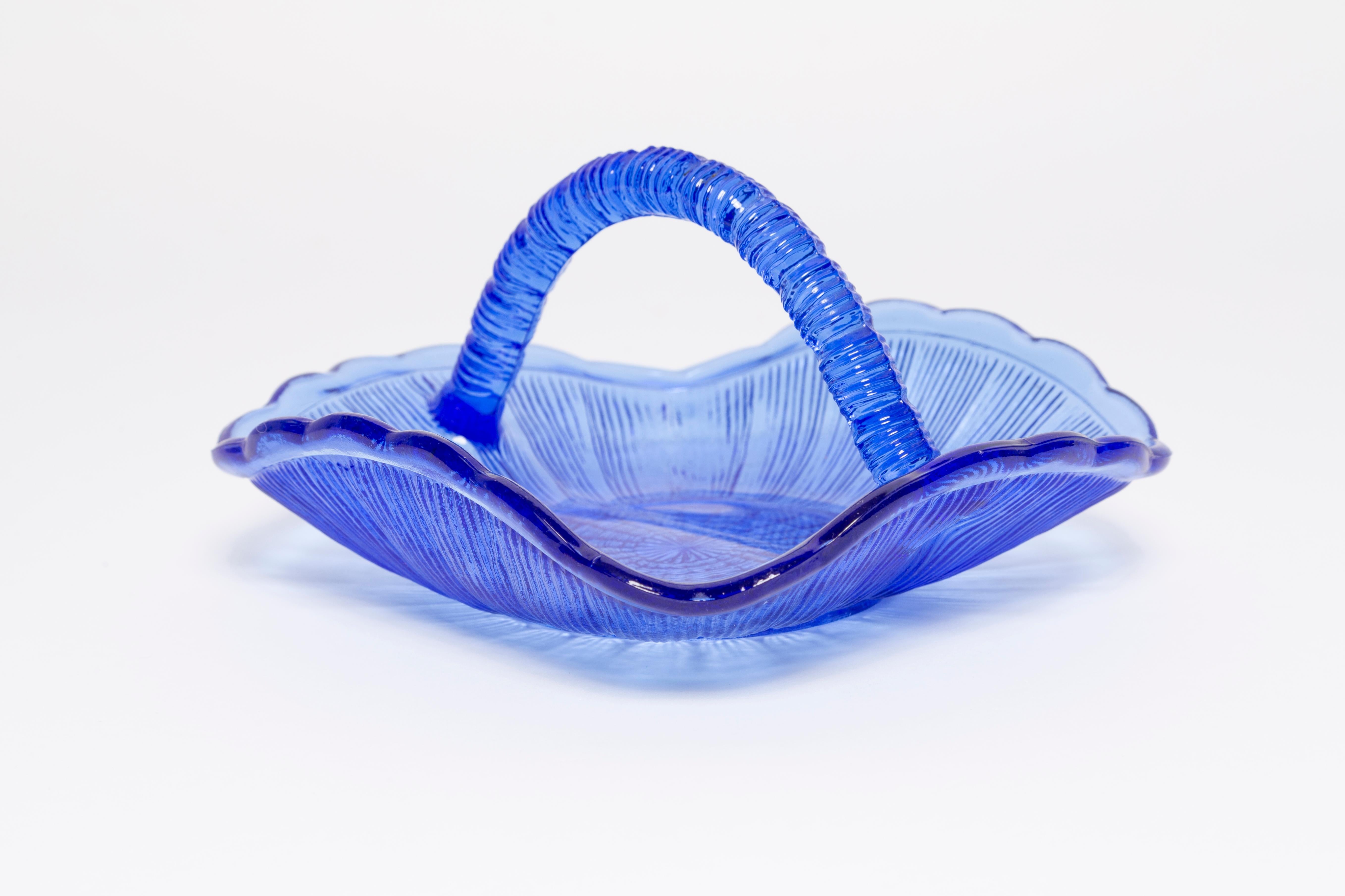 Bol décoratif en forme de panier bleu créé par Jan Sylwester Drost dans les années 1960, originaire de Pologne. Le bol est en très bon état vintage, sans dommage ni fissure. Verre original. Une belle pièce pour chaque intérieur ! Une seule pièce