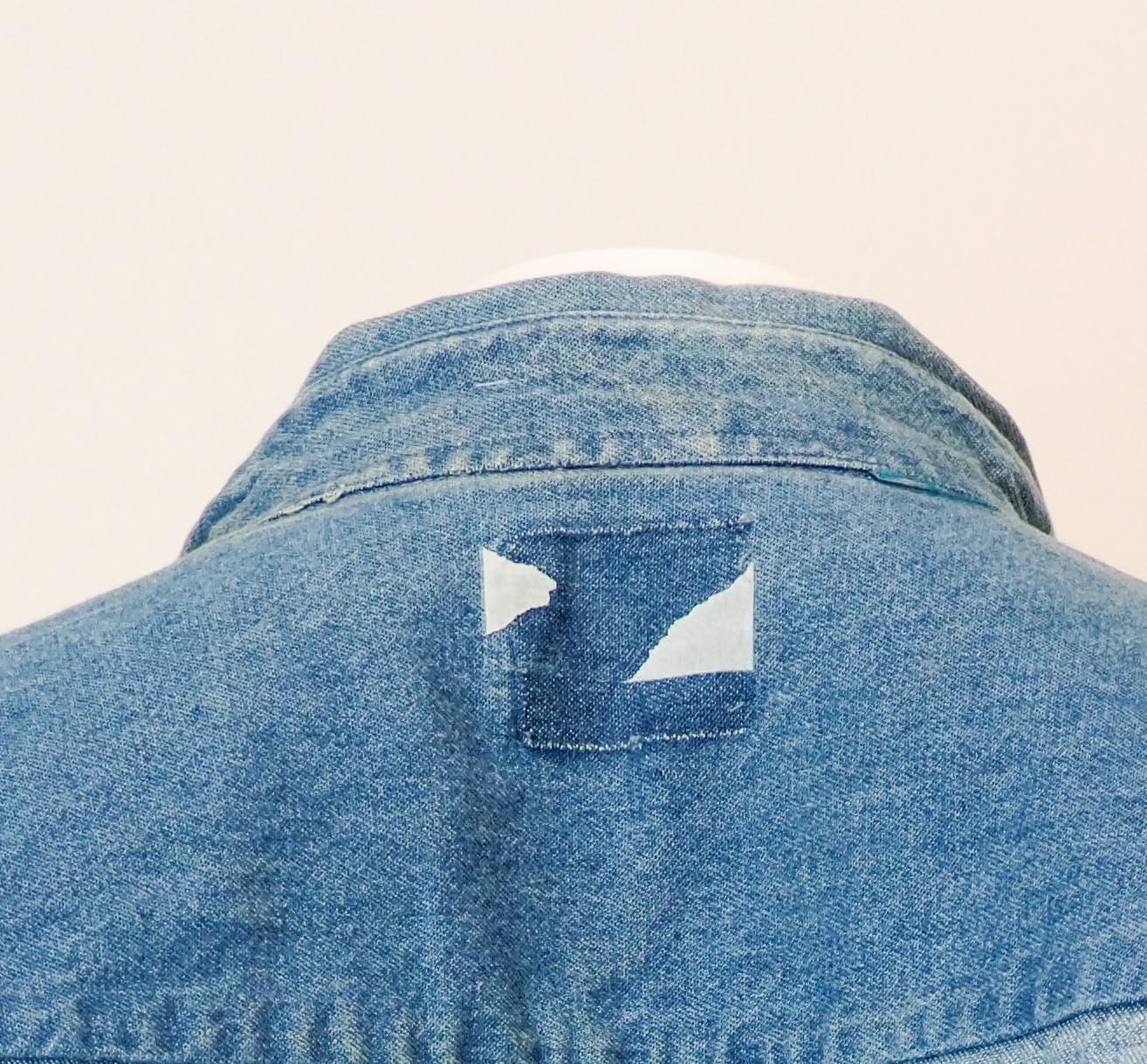 Guten Tag, Partner. Dieses Button-Down-Hemd aus blauem Denim verbindet klassisches Western-Erbe mit Festival-Flair. Es ist mit authentischen Rindsledereinsätzen und Lederfransen versehen, die bei jeder Bewegung mitwippen. Für einen ausgefeilten