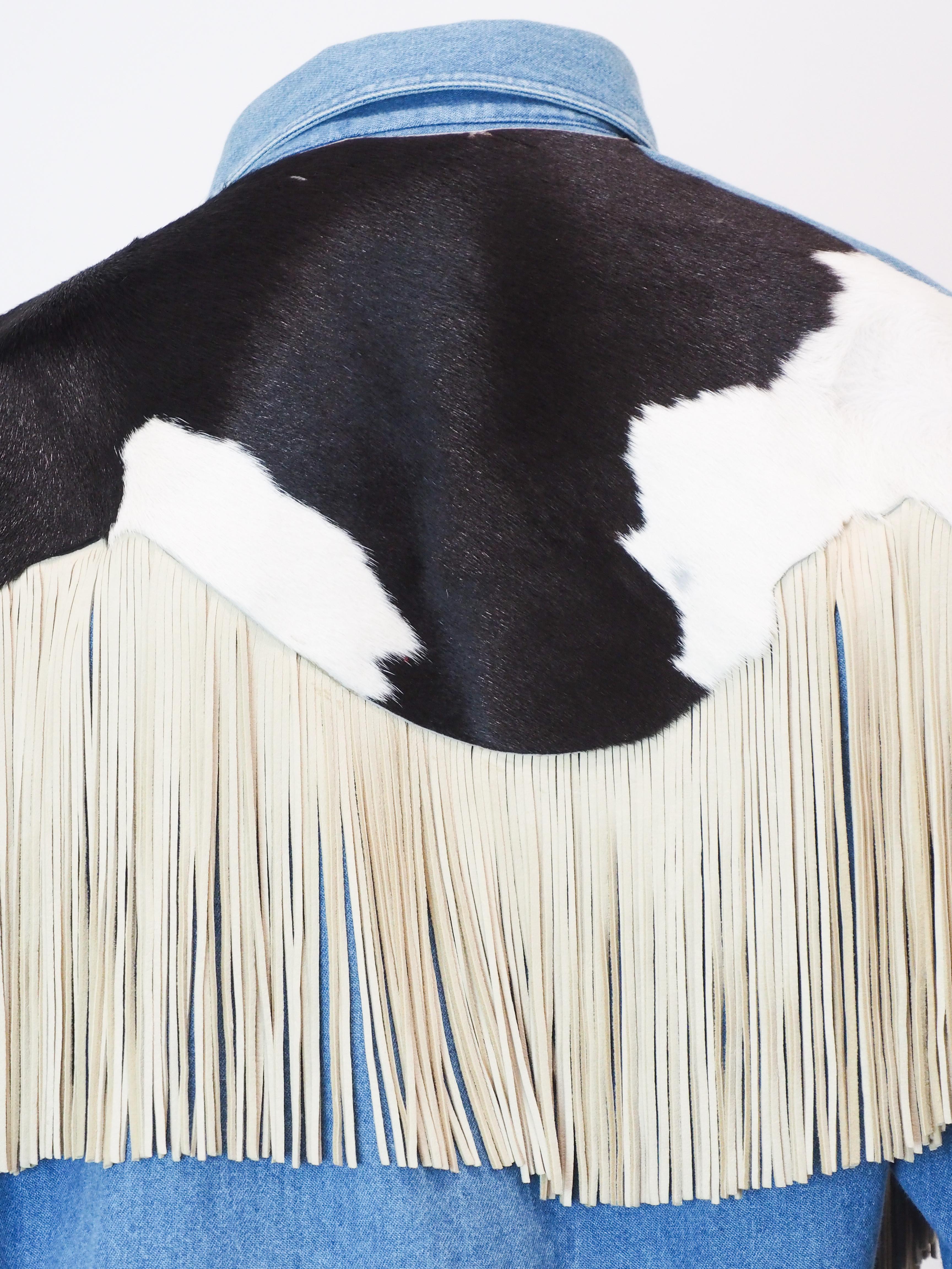 Vintage Blue Denim Button Down Shirt mit Kuhfell & Lederfransen im Zustand „Hervorragend“ im Angebot in Los Angeles, CA