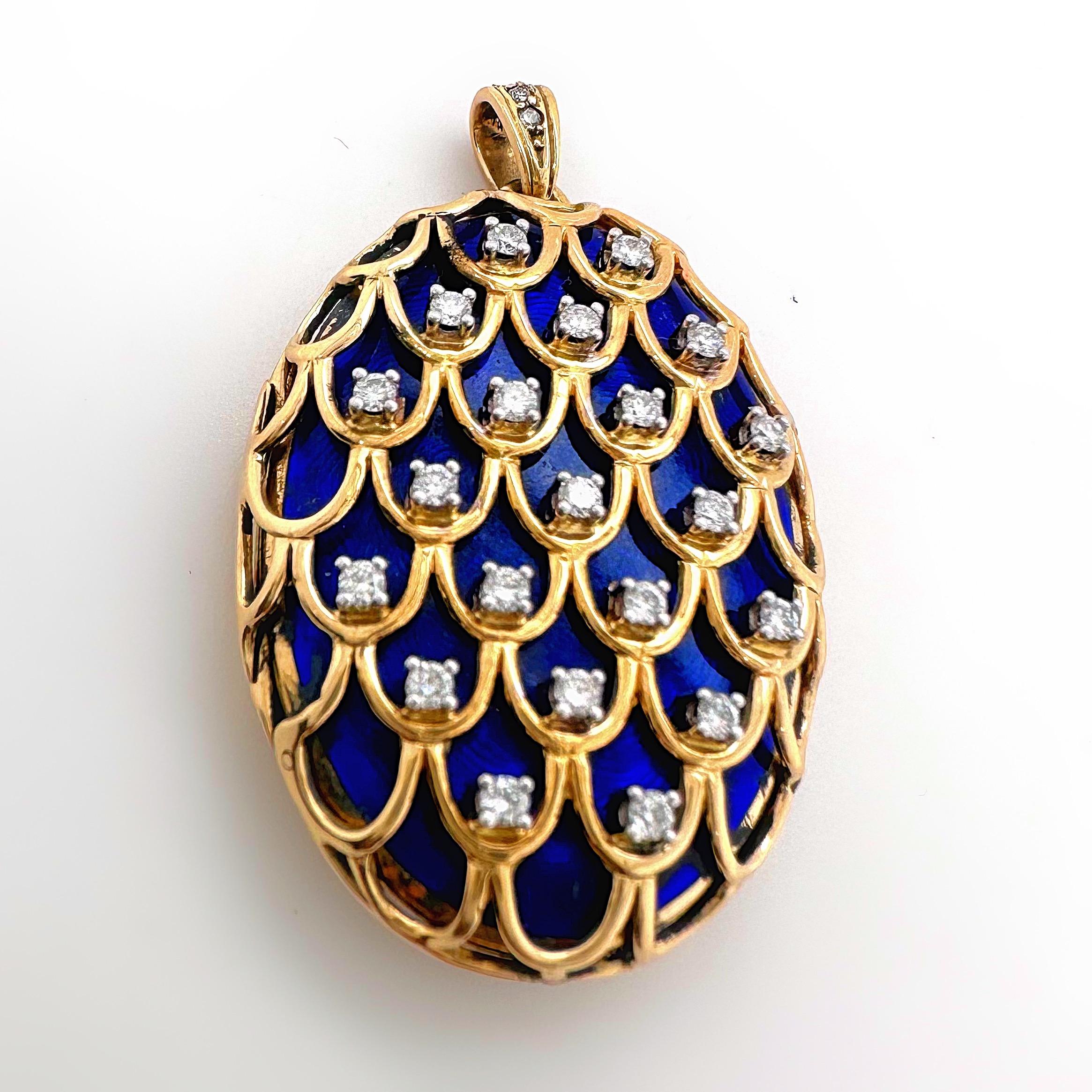 Taille ronde Pendentif médaillon vintage en or jaune 18 carats, émail bleu et diamants en vente