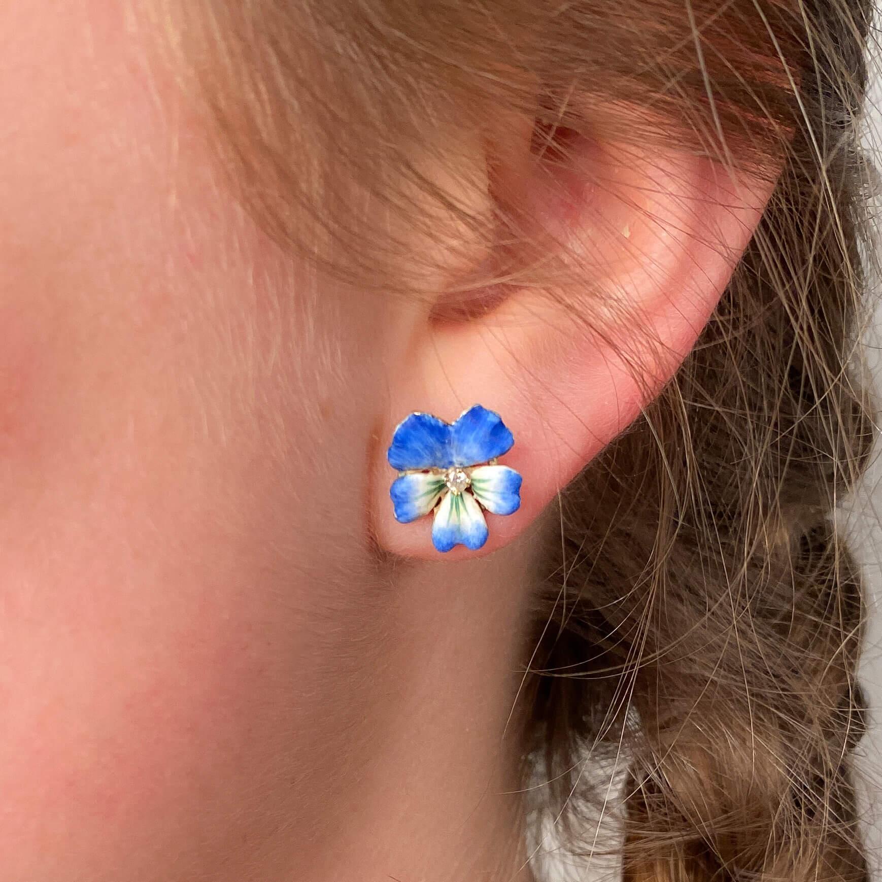 Orecchini a forma di viola del pensiero con smalto blu d'epoca in oro 14k in vendita 1