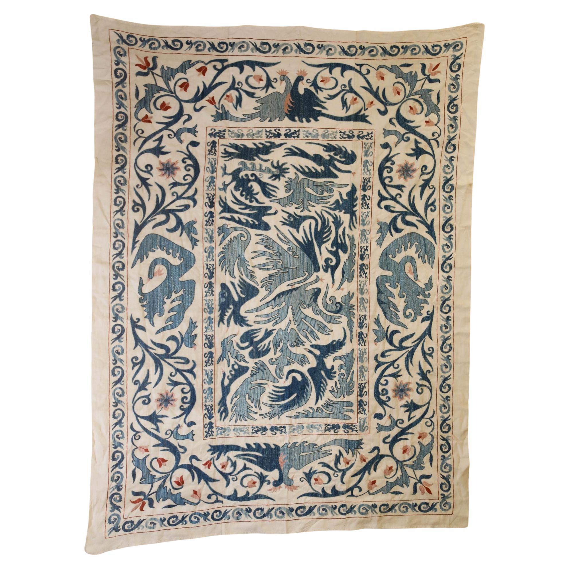 Textile brodé Suzani ouzbek vintage bleu à motifs floraux et oiseaux