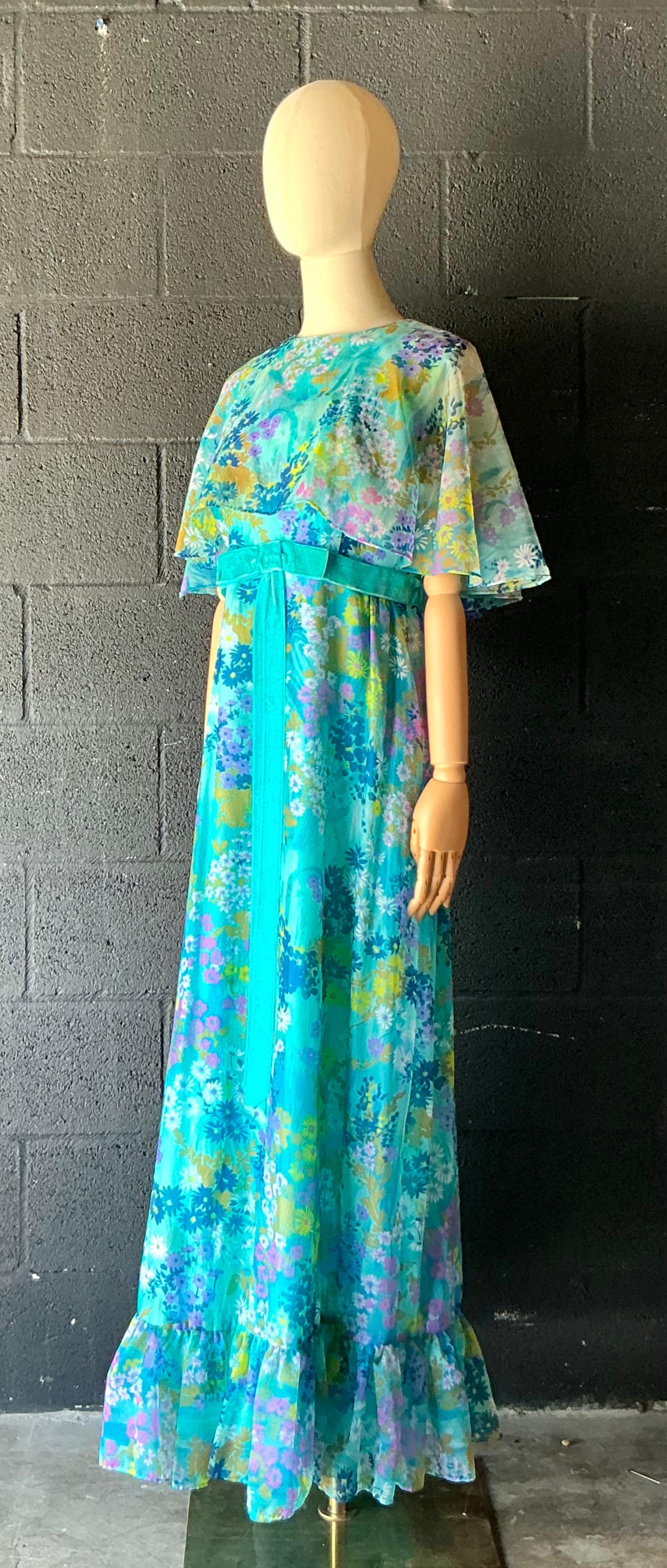 Une robe florale bleue vintage peut être une pièce magnifique et intemporelle, évoquant un sentiment de féminité, de nostalgie et de style classique. En fonction de l'époque et du design spécifique, ces robes peuvent être douces et romantiques ou