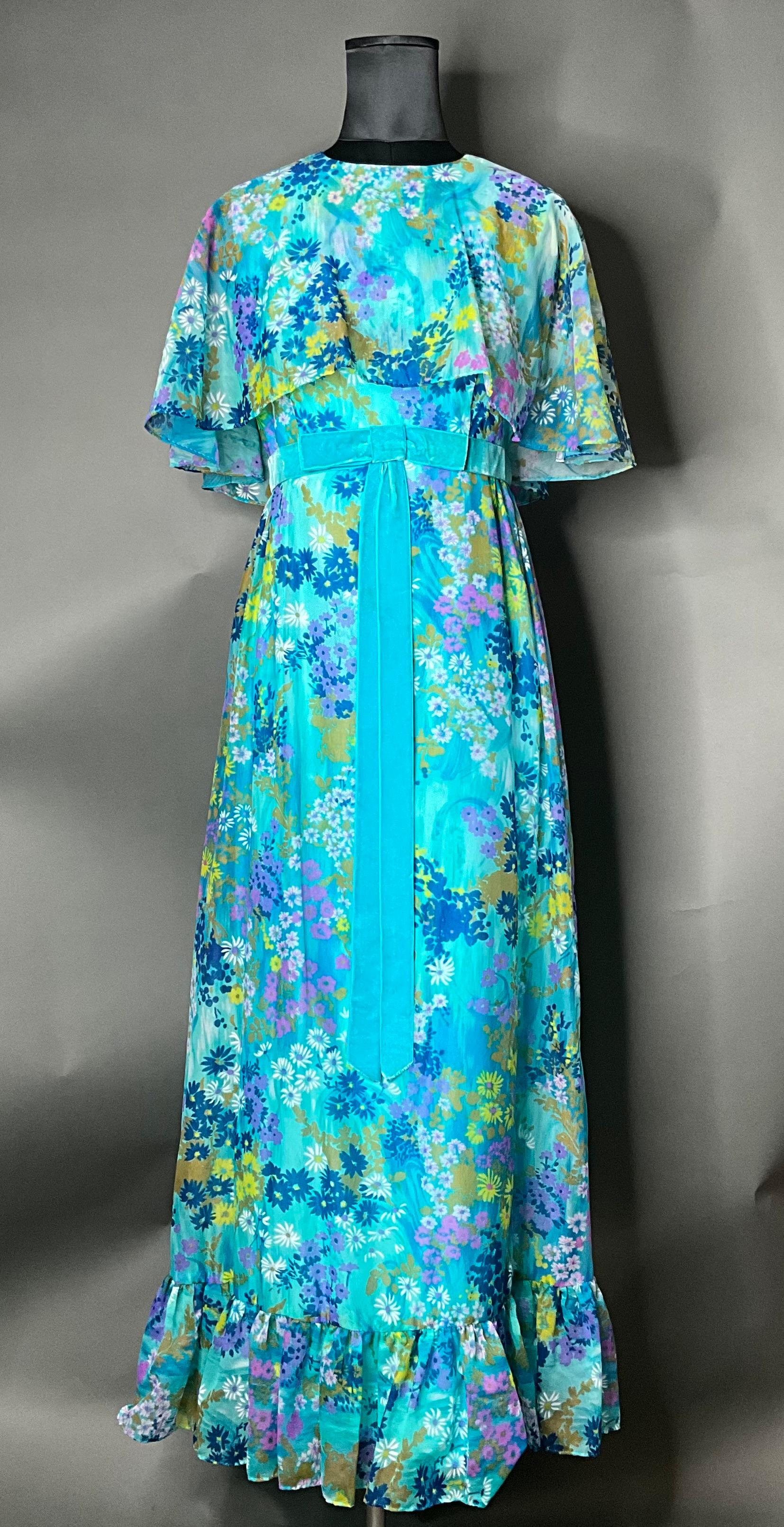 Vintage Blue Floral Dress with Bow In Good Condition For Sale In Lake Worth Beach, FL