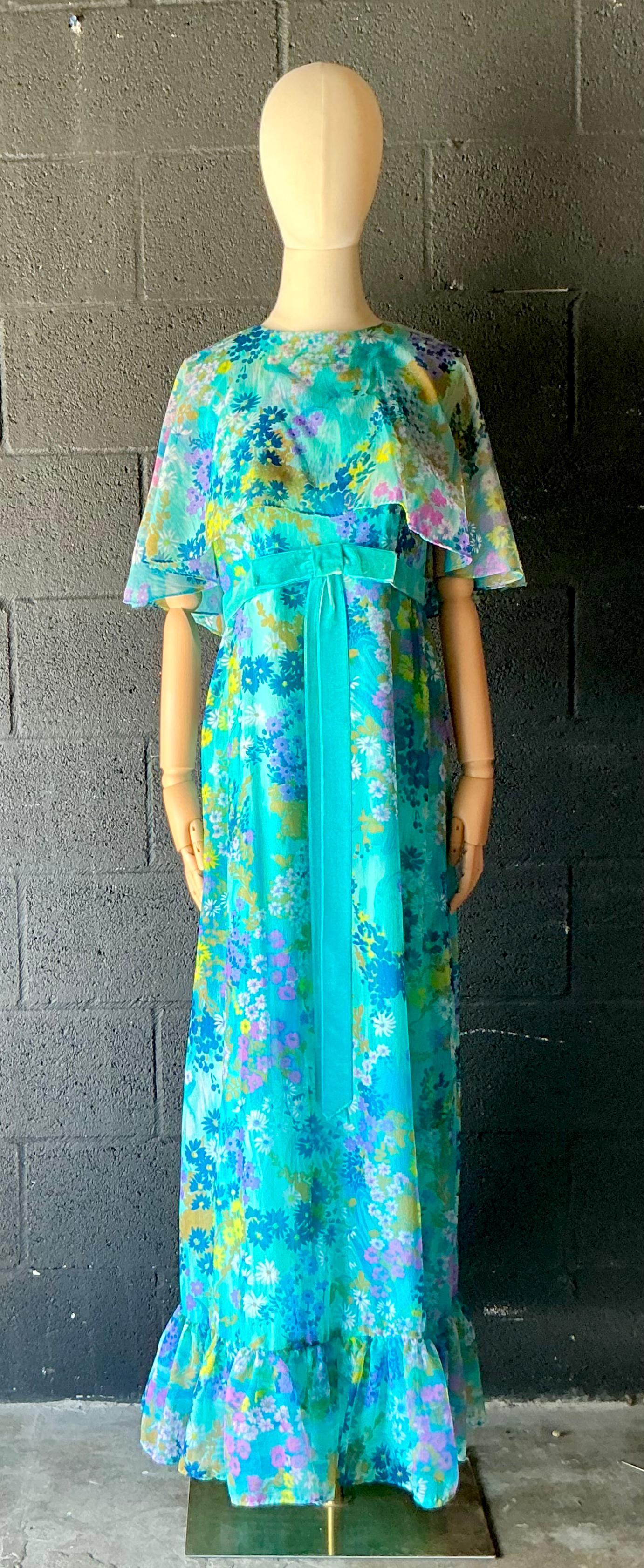 Bleu Robe vintage à fleurs bleues avec nœud en vente