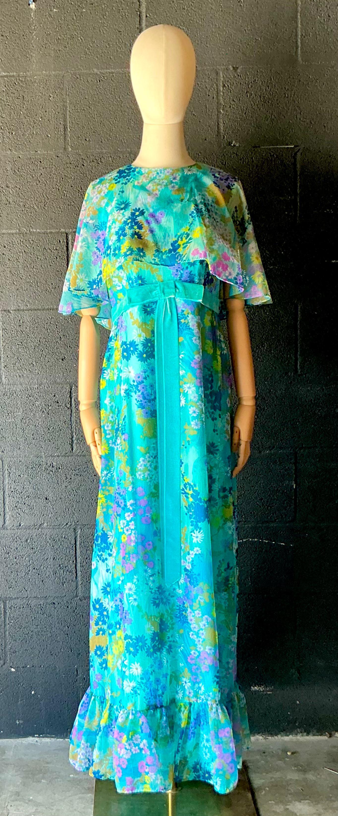Robe vintage à fleurs bleues avec nœud Unisexe en vente